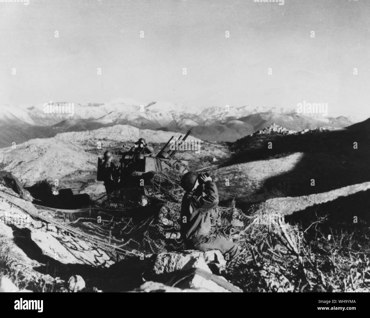 WW2: Mountain Außenposten. American mobile Artillerie sind auf dem Alarm für feindliche Flugzeuge während der rund um San Pietro, Italien kämpft. 3. Januar 1944. Insel an der Südküste von Sardinien. Stockfoto