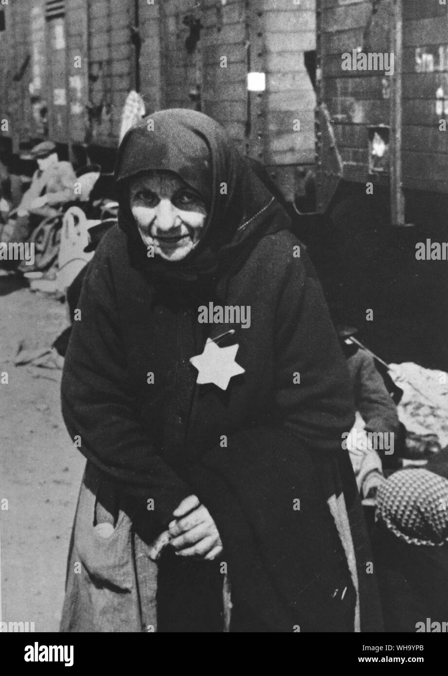 WW2: Jüdische Frau das Gelbe Abzeichen in Auschwitz, 1944. Stockfoto