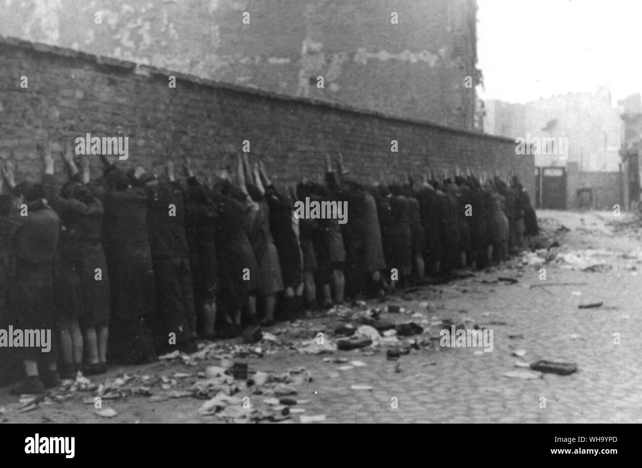 WW2: ein Bericht in Form eines Leder gebundenes Buch der Bericht Der deutsche Kommandeur, die für die Räumung des Ghettos in Warschau gegen Austritt Gefangenen verantwortlich war. Die Wände sind mit Ihnen gesäumt, die Hände hielten, während es als Sie erschossen werden. Der Beweis wurde auf der Nürnberger NS-Studien im Jahr 1945 vorgelegt. Stockfoto