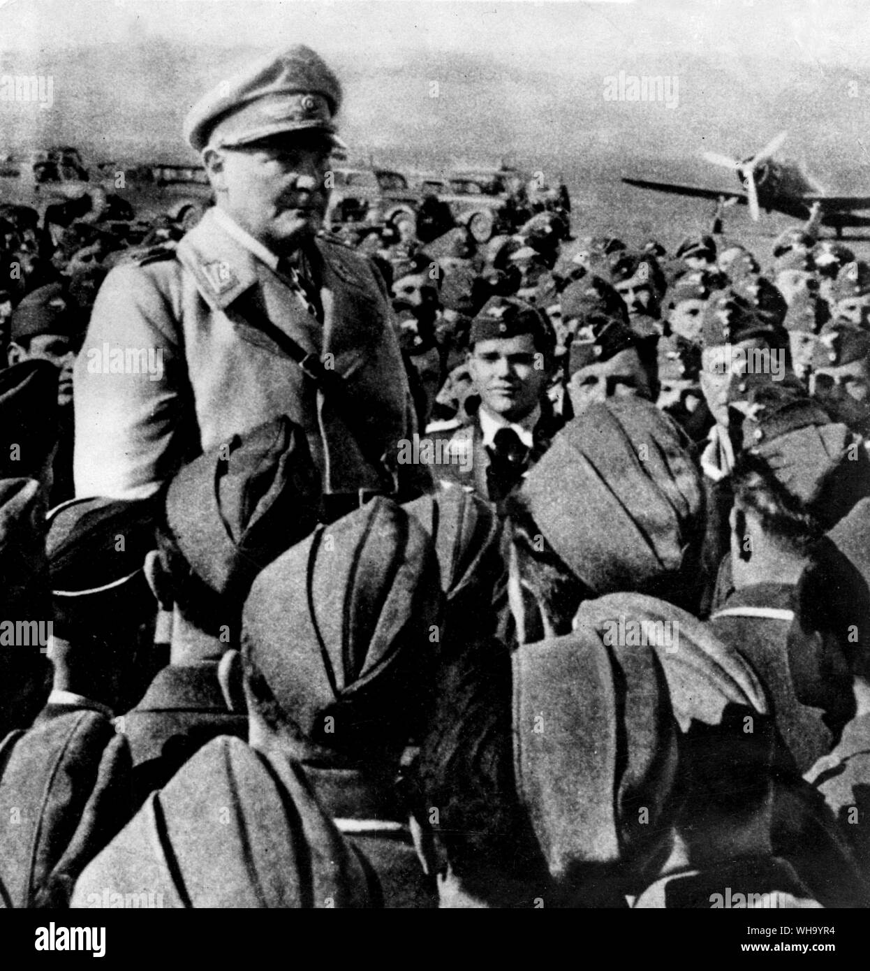 WW2: Hermann Göring in Italien. Von den Mitgliedern der Luftwaffe in Italien stationiert sind umgeben. Das Vorhandensein dieser Deutschen Flieger ist offensichtlich der Beweis des mangelnden Vertrauens durch die Nazis in der Italienischen Fähigkeit, das eigene Land zu verteidigen. Stockfoto