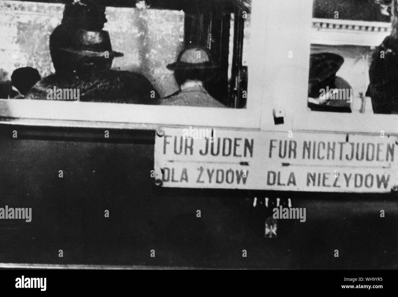 WW2: Straßenbahn mit Abschnitt für Juden reserviert. Stockfoto