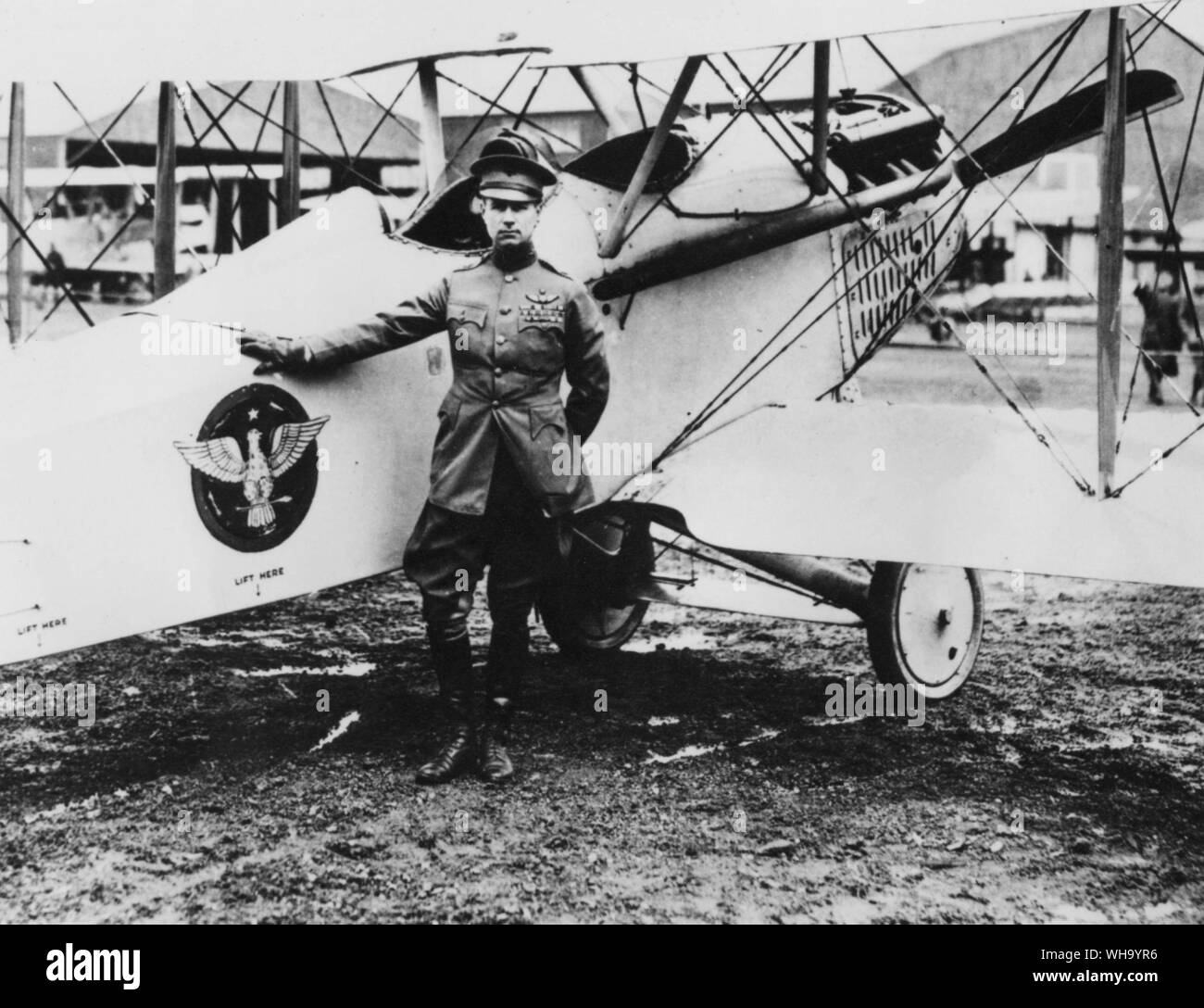America's Fiery Prophet des Air Power. Brigadegeneral William (Billy) Mitchell, mit einem Lewis & Vought VE-7 Advanced Trainer im Mai 1920. US Air Force Stockfoto