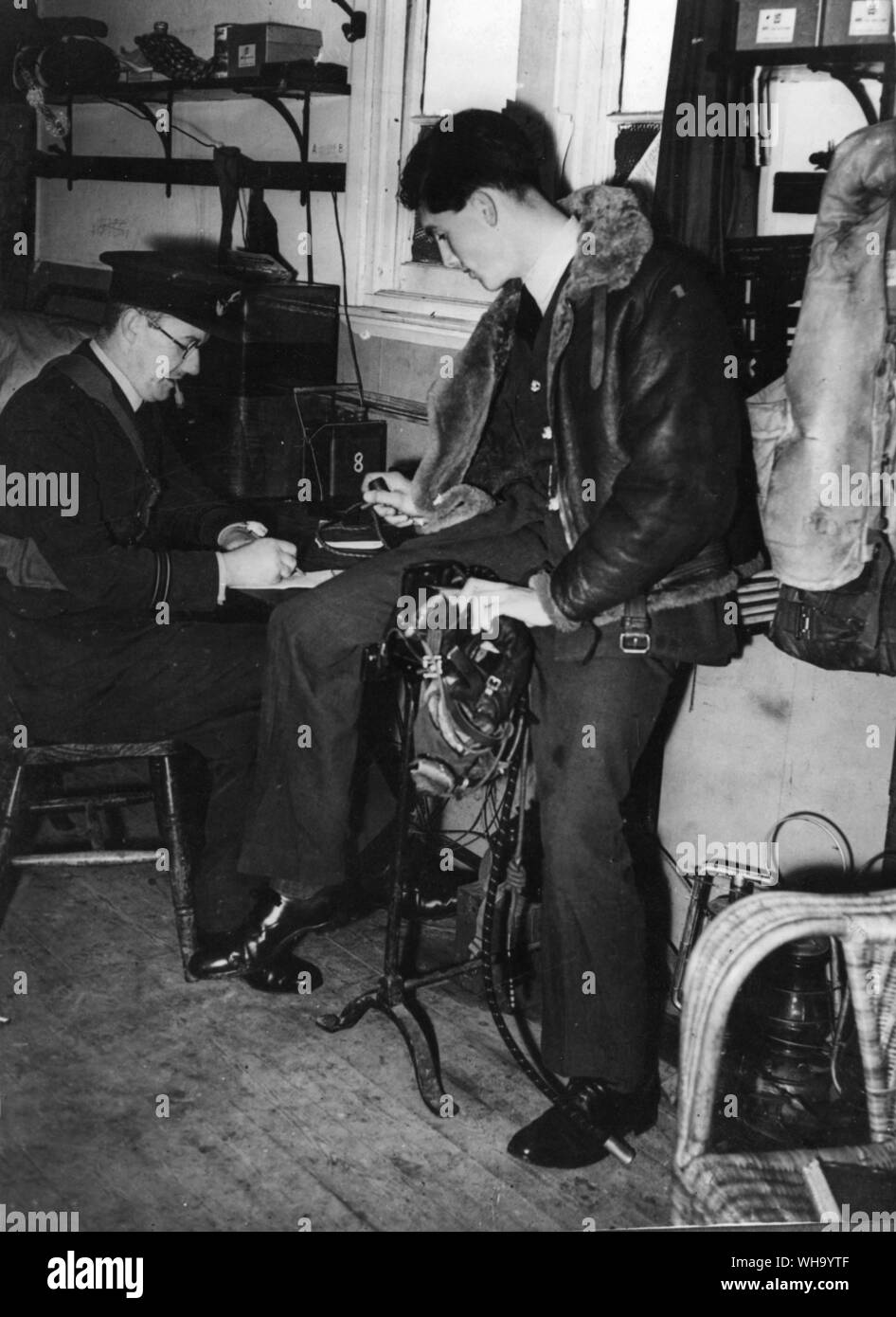 WW2: RAF Pilot, Barclay besprochen werden. Stockfoto