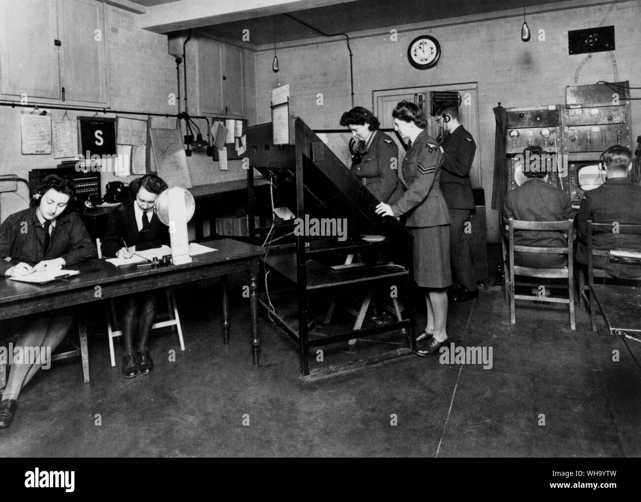 WW2/Schlacht von Großbritannien: Radar Chain Home niedrige Stationen. Der Receiver Zimmer'. WAAF zu steuern. RAF. Frauen im Krieg. Stockfoto