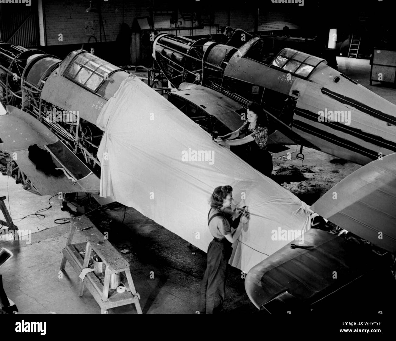 WW2: die Schlacht um England. Frauen bei der Arbeit in einem Flugzeughangar. Stockfoto