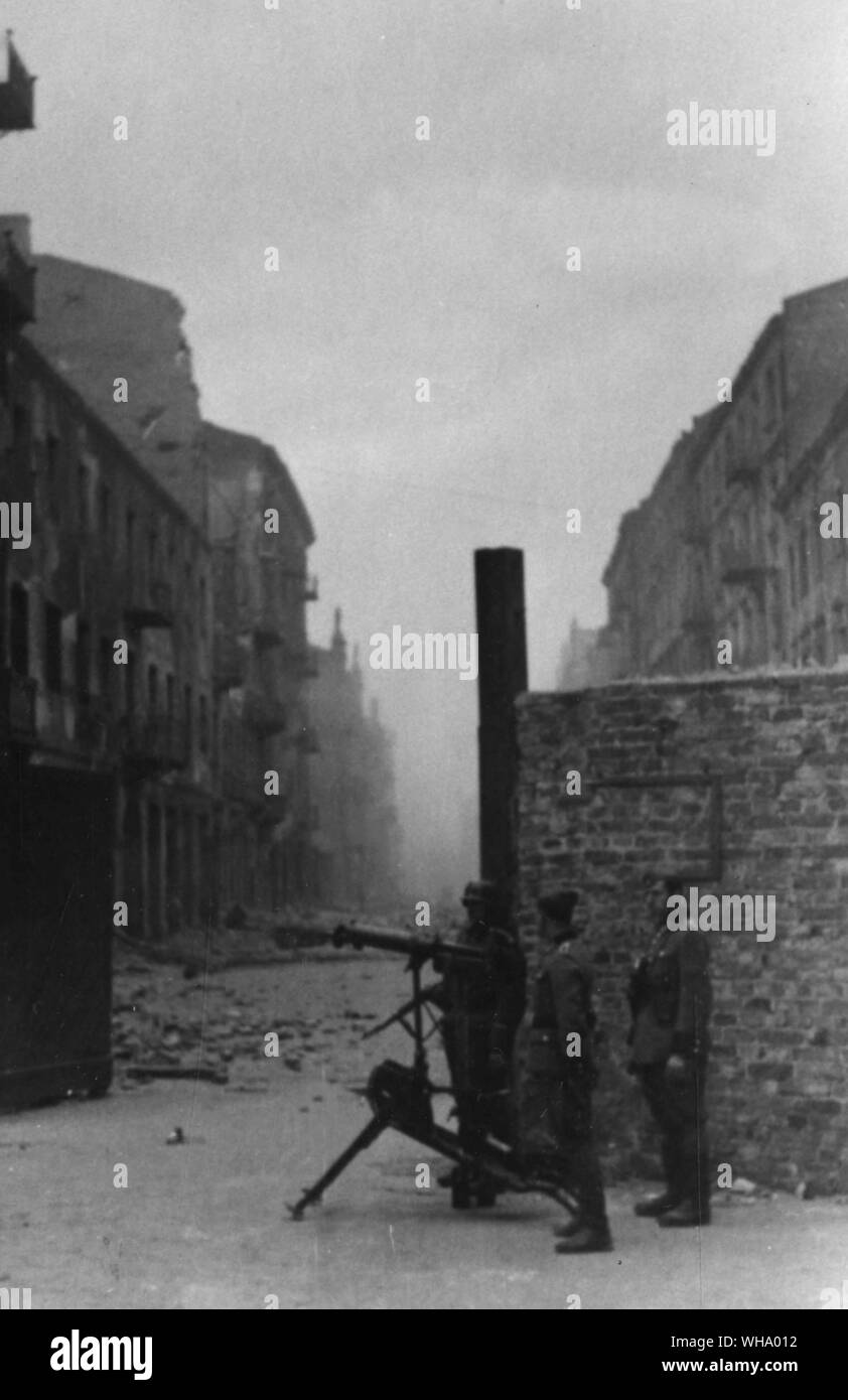 WW2: ein Bericht in Form eines Leder gebundenes Buch der Bericht Der deutsche Kommandeur, die für die Räumung des Ghettos in Warschau gegen Austritt Gefangenen verantwortlich war. Die Wände sind mit Ihnen gesäumt, die Hände hielten, während es als Sie erschossen werden. Der Beweis wurde auf der Nürnberger NS-Studien im Jahr 1945 vorgelegt. Stockfoto