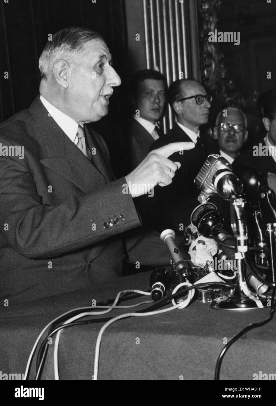 Im Alter von 67 Jahren, Charles de Gaulle auf einer Pressekonferenz in Paris spricht. General de Gaulle erklärte, dass er bereit war, die Kontrolle über die Regierung zu übernehmen. 20. Mai 1958. Stockfoto