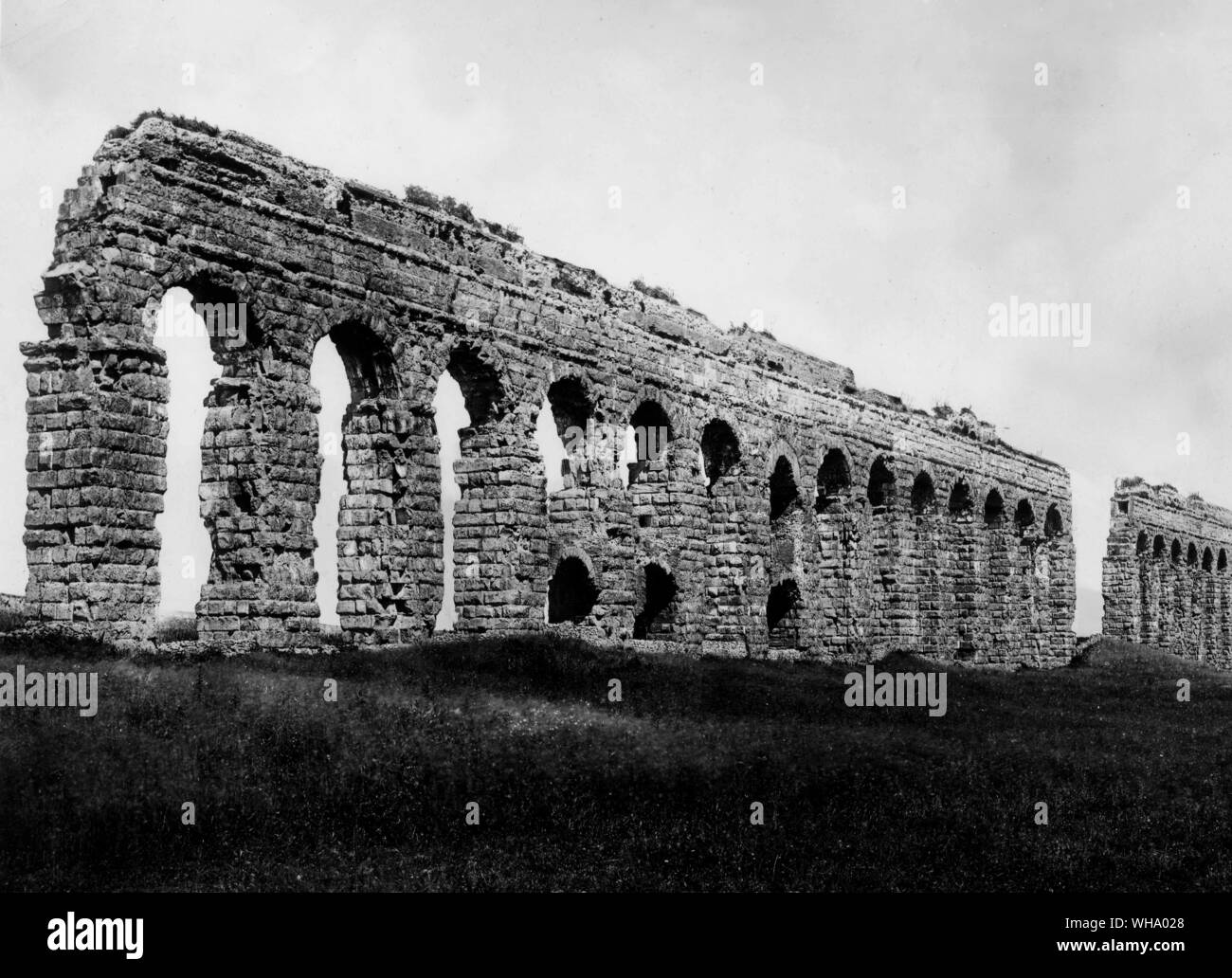 Bögen des Claudian Aquädukten entlang der Via Appia. Stockfoto
