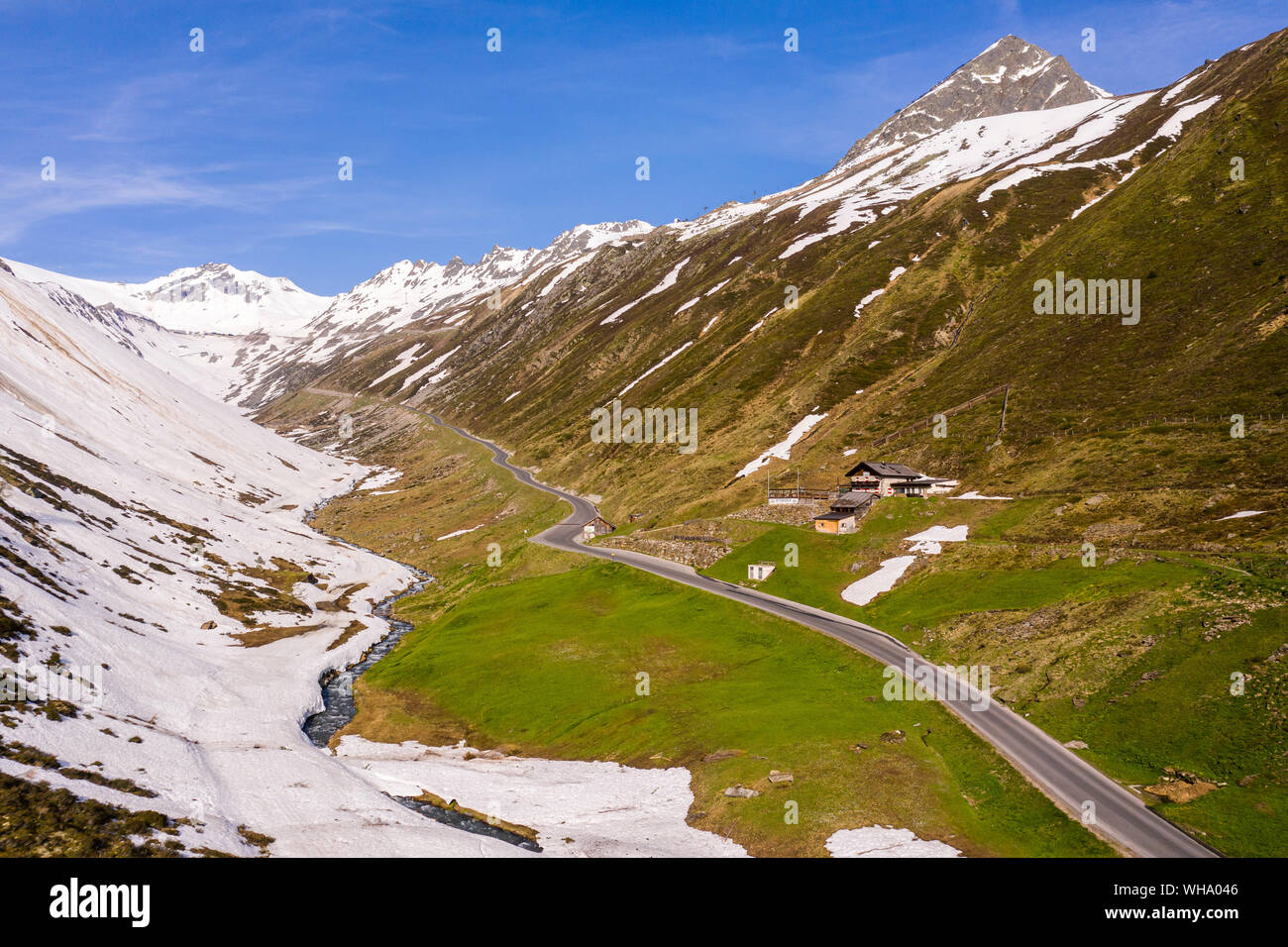 Luftaufnahme über Straße nach Rettenbach Gletscher, Sölden, Ötztal, Tirol, Österreich Stockfoto