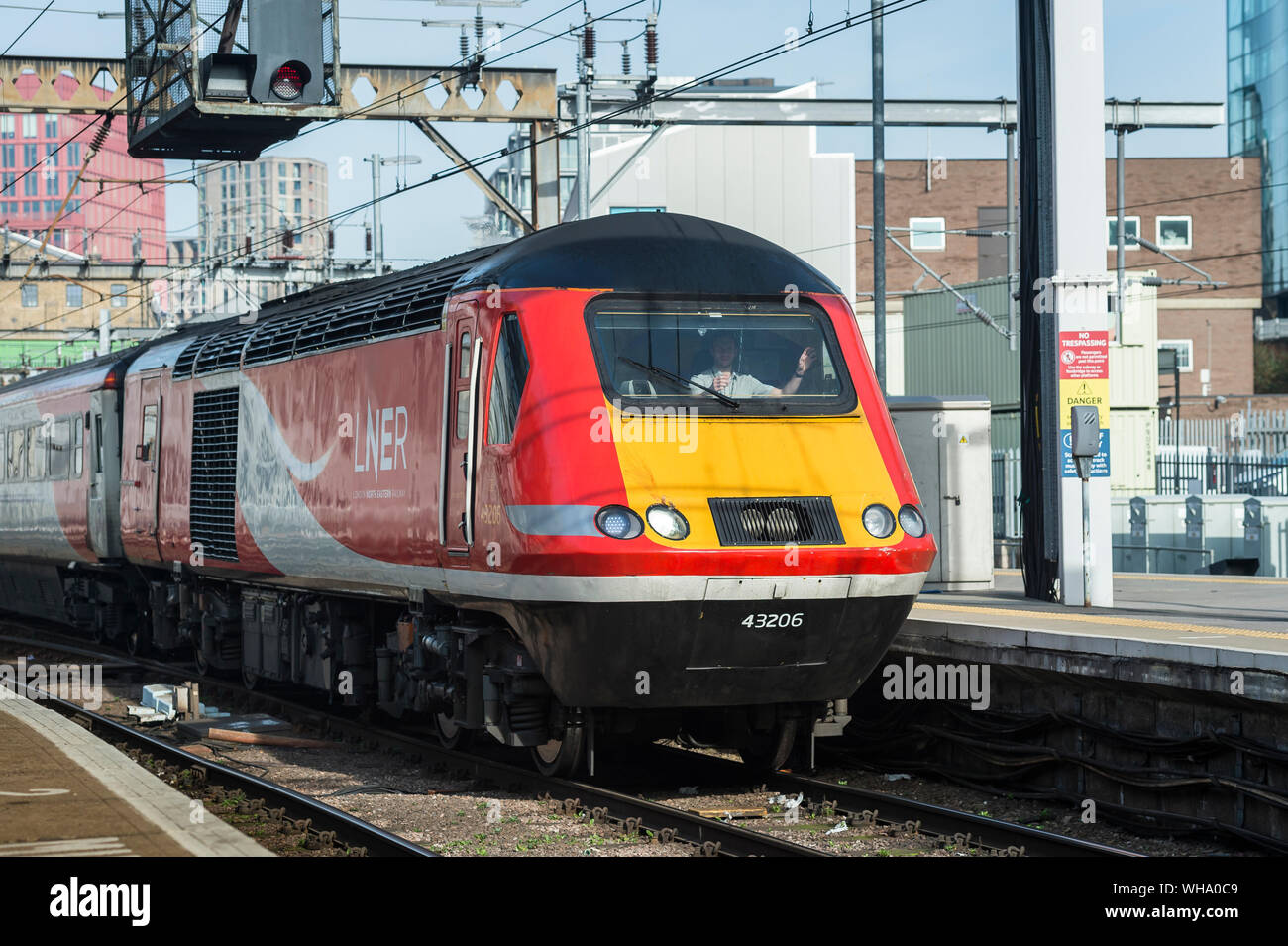 Hochgeschwindigkeitszug in LNER livery am King's Cross Station, London, England warten. Stockfoto