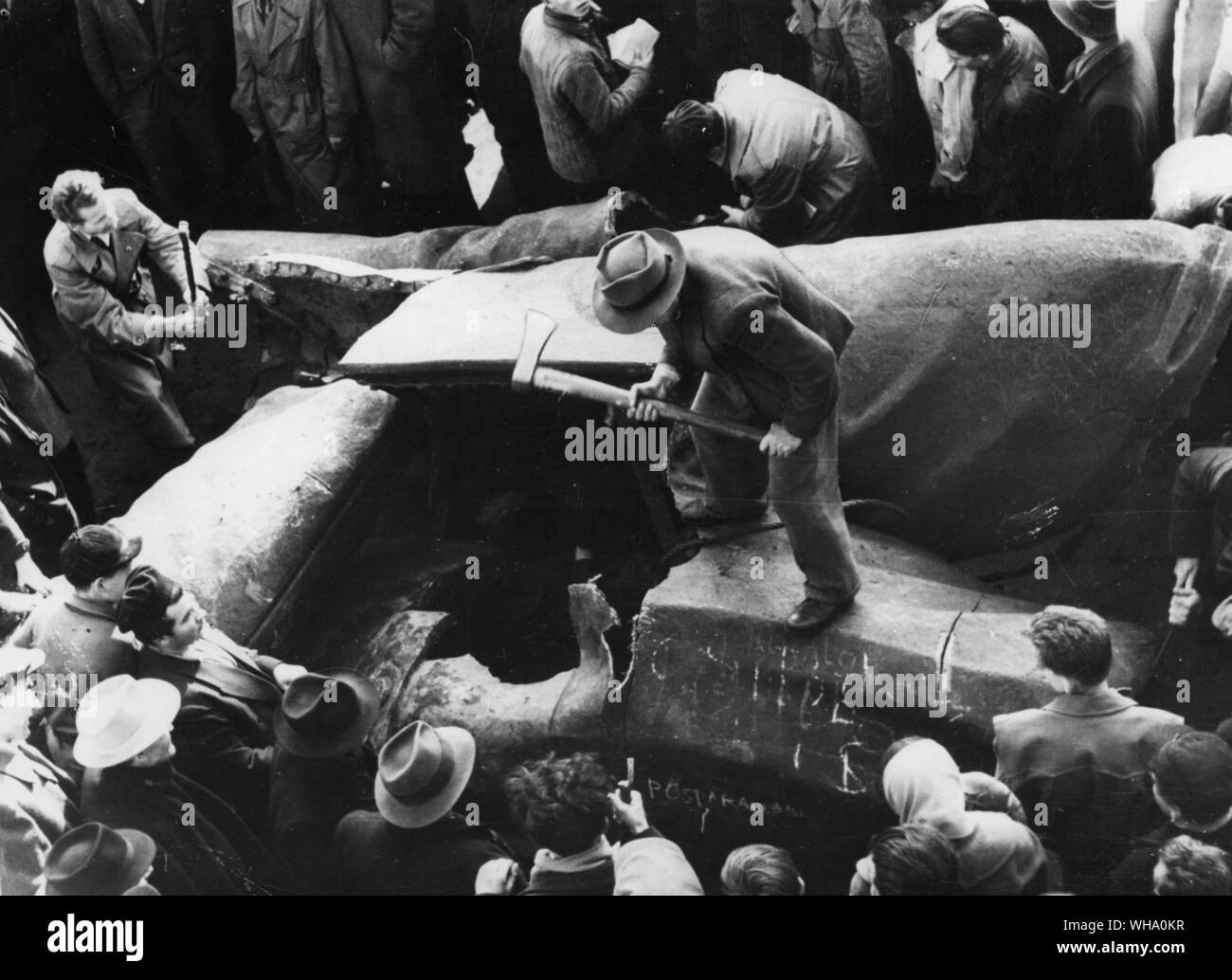 3. November 1956: Bürgerkrieg in Ungarn. Statue von Stalin in der Nähe des Nationaltheater Budapest gehackt. Stockfoto