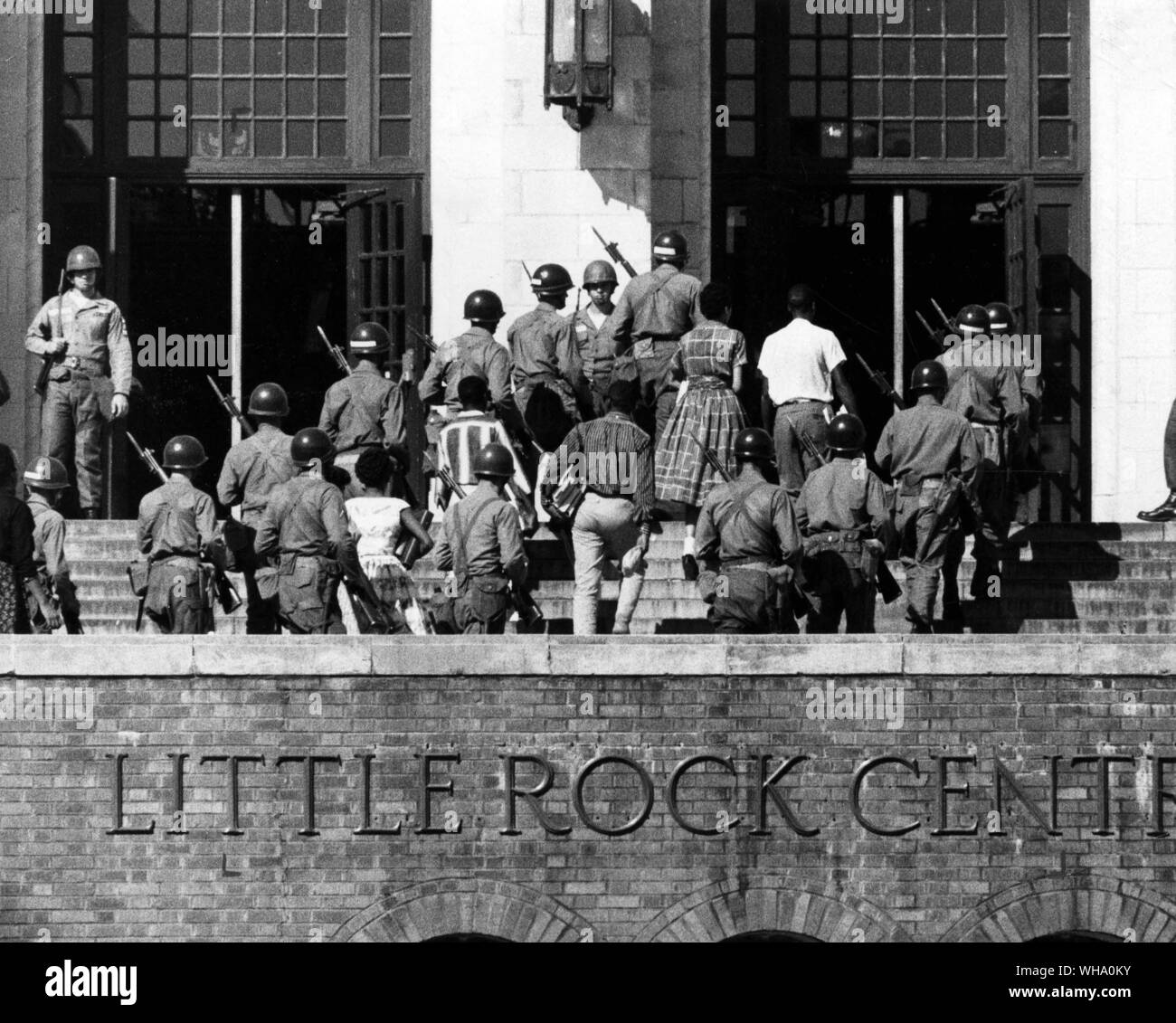 Schwarze Studenten eskortierten zur Schule in Little Rock, Burt Glen. Stockfoto