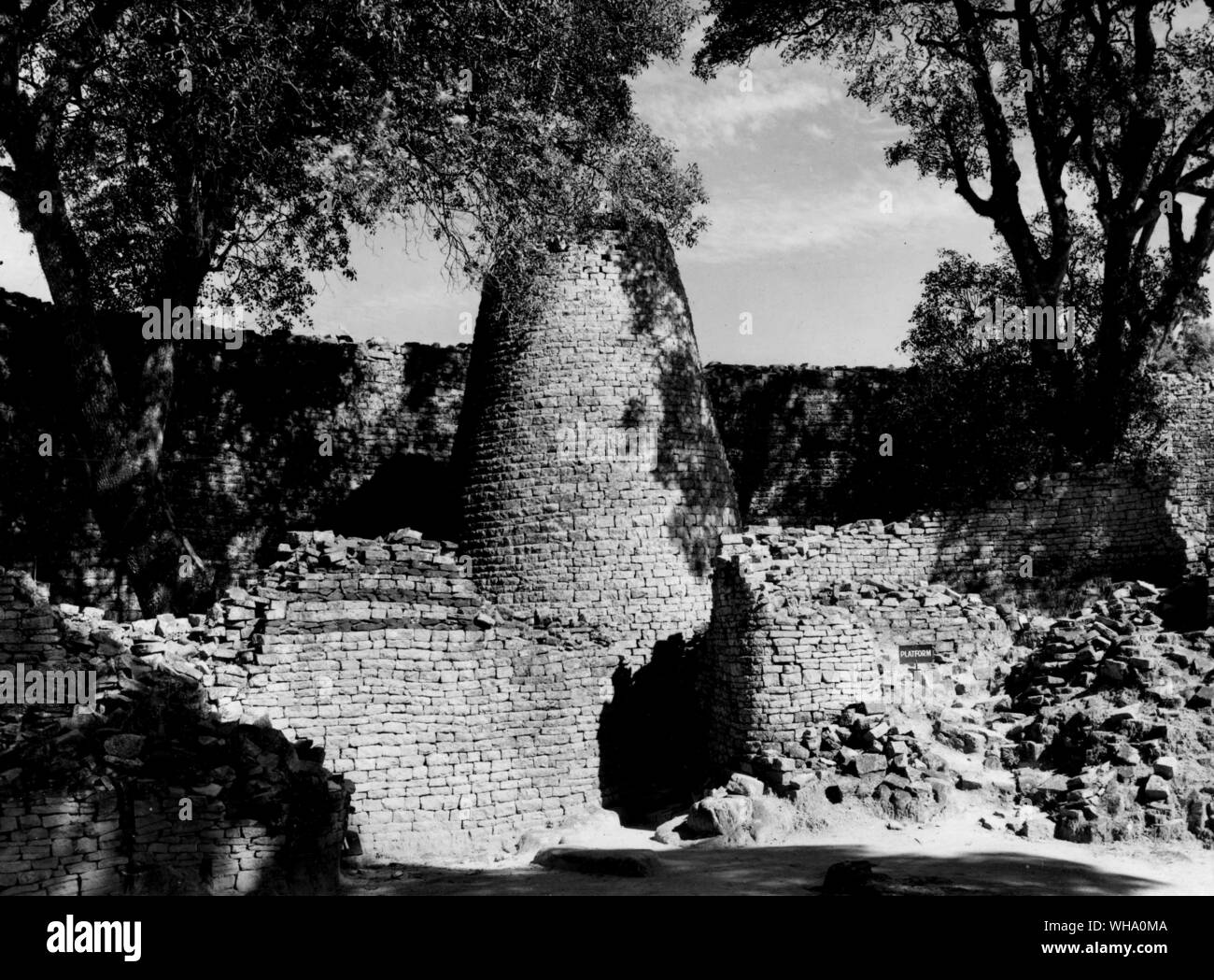 April 1959: Simbabwe Ruinen, Südrhodesien - konische Turm und der Tempel. Stockfoto
