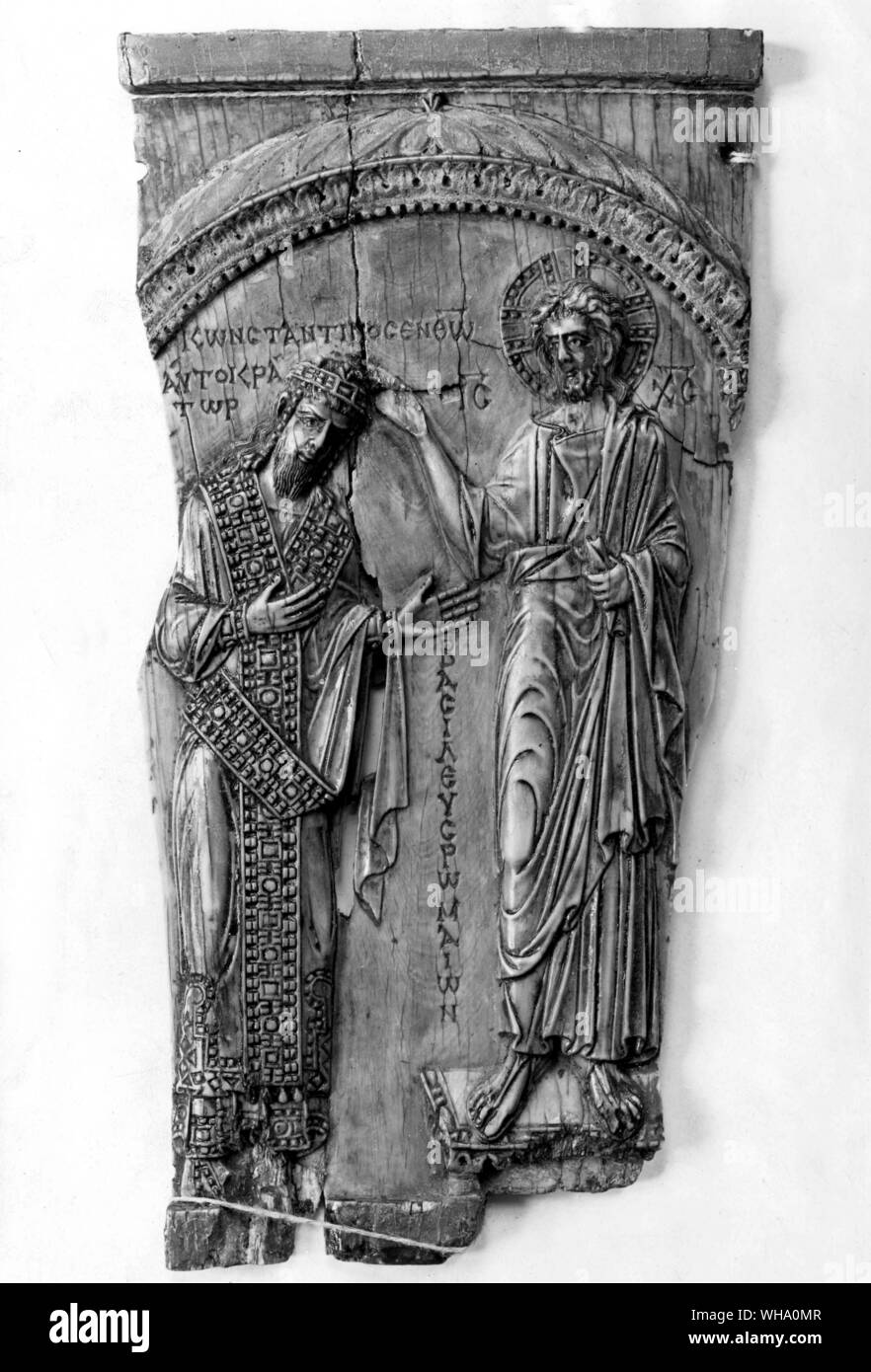Elfenbein geschnitzt aus dem 10. Jahrhundert, 944 AD, mit der Darstellung der Krönung von Konstantin VII. Stockfoto