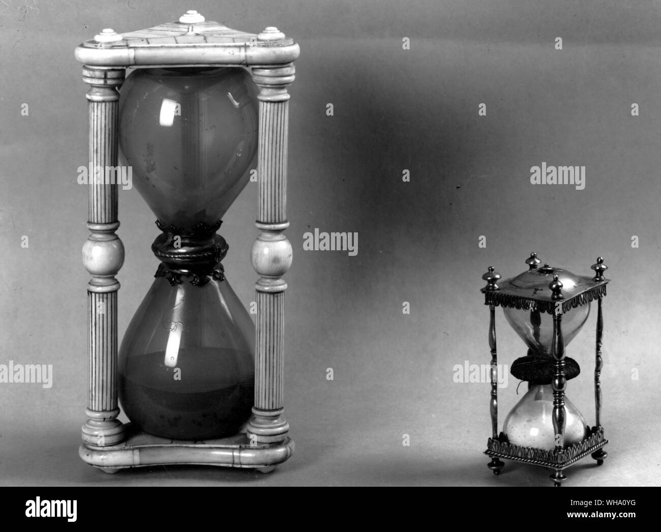 Eine halbe Stunde Sanduhr des sechzehnten Jahrhunderts (rechts). Stockfoto