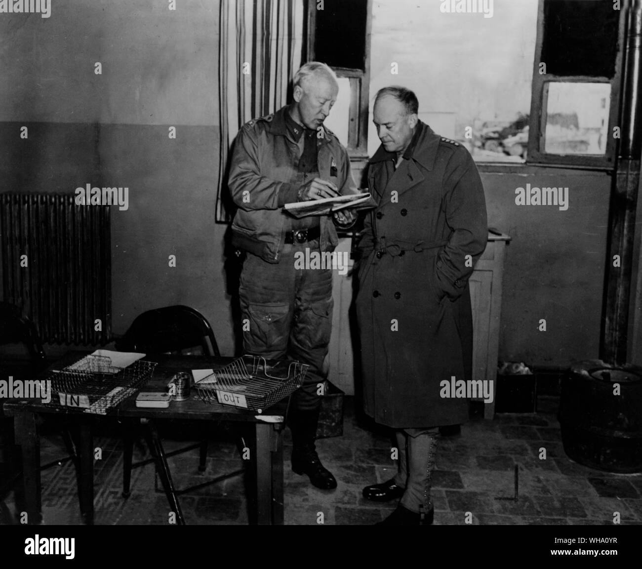 WW2: Gen. Eisenhower (rechts) und Lt.Gen. George S. Patton untersuchen eine Karte in Pattons Büro. Tunesien, 16. März 1943. Stockfoto