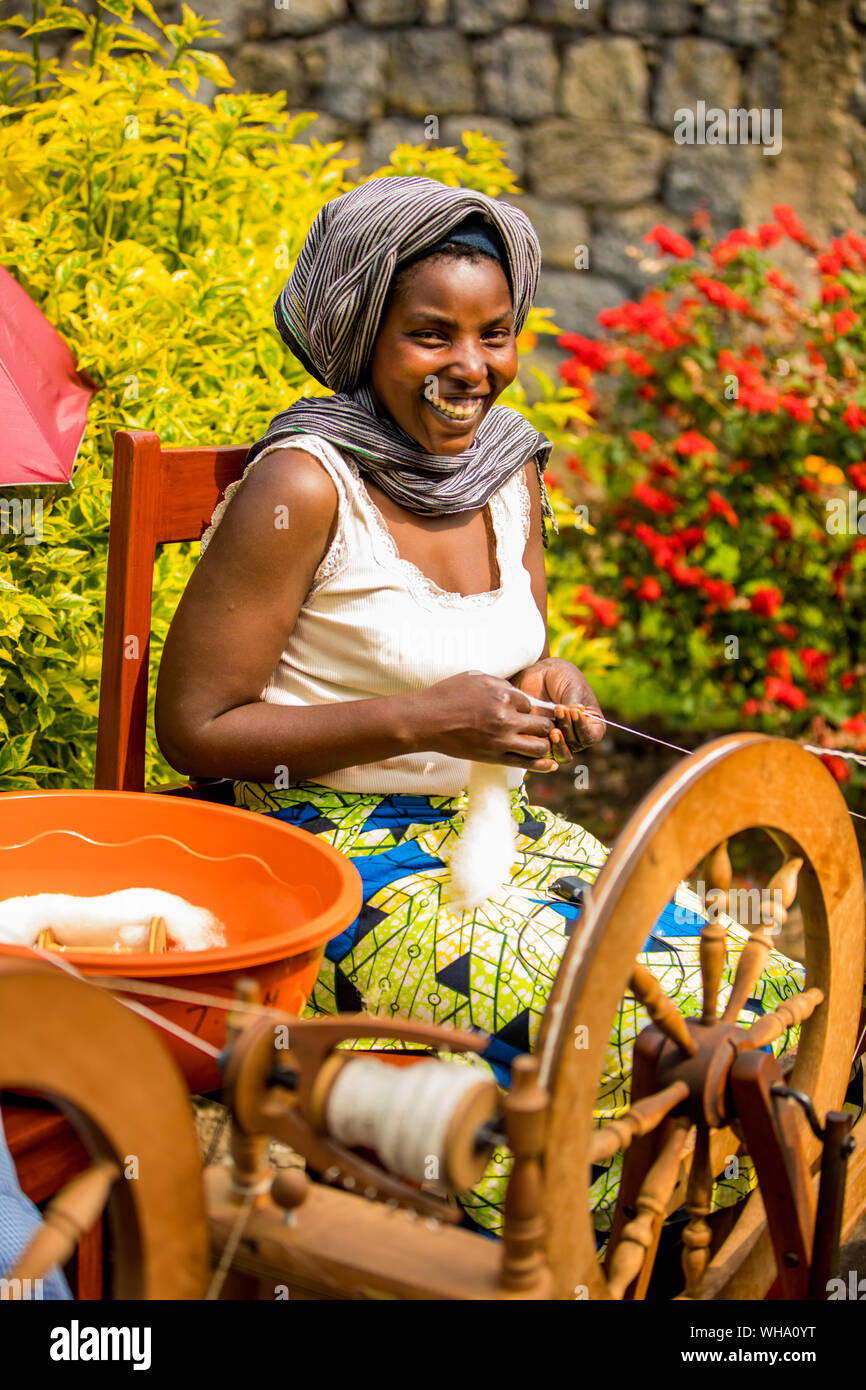 Frauen Weaver in Handgesponnenen hoffen, NGO, Volcanoes National Park, Ruanda, Afrika Stockfoto