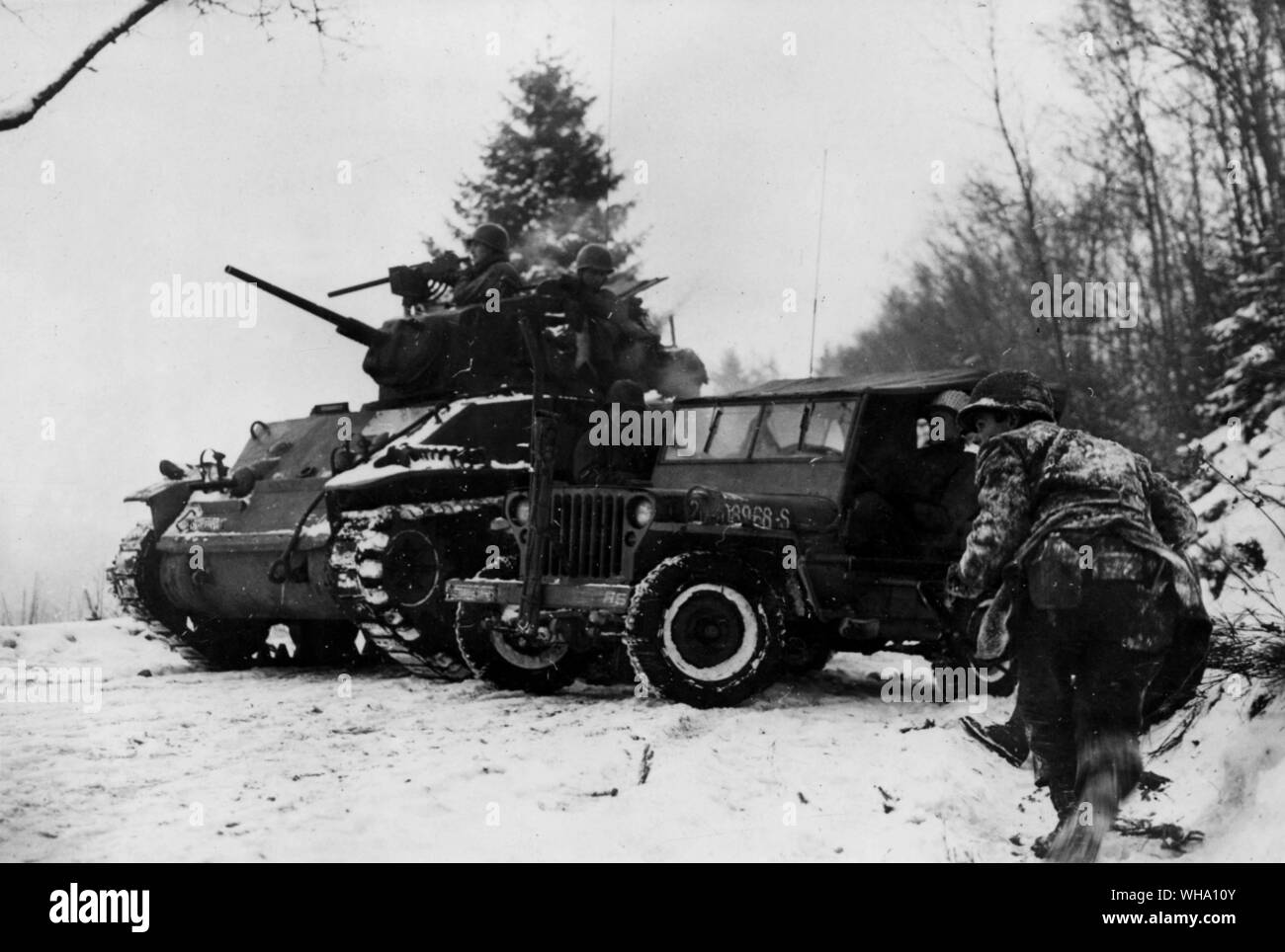 WW2: Die amerikanischen Truppen wieder ein Jeep, die zuvor unter dem Deckmantel der Sherman Panzer aufgegeben, Luxemburg (Ardennen Kampagne). Dez. 1944/45. Stockfoto