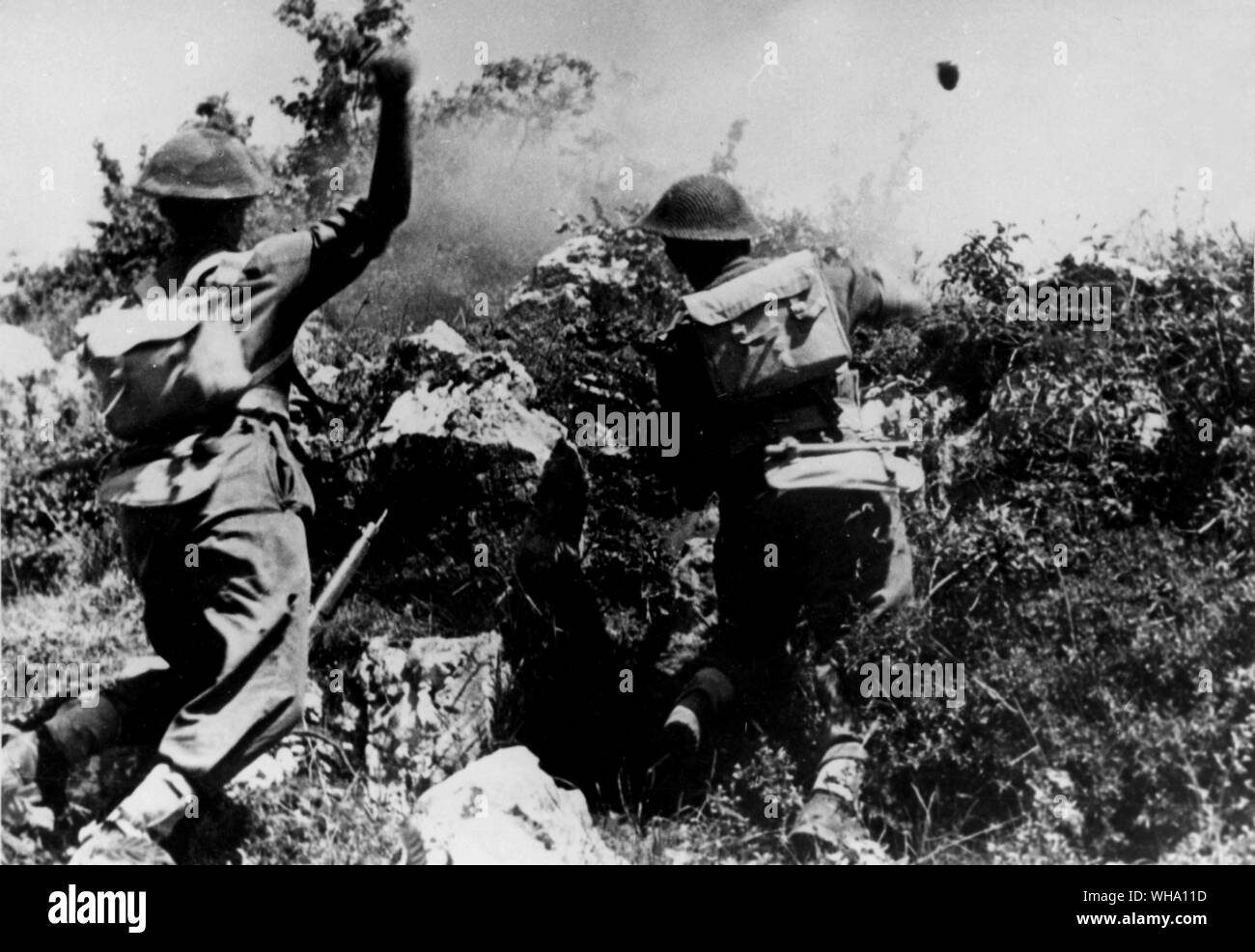 WW2: Britische Truppen werfen Handgranaten. Stockfoto