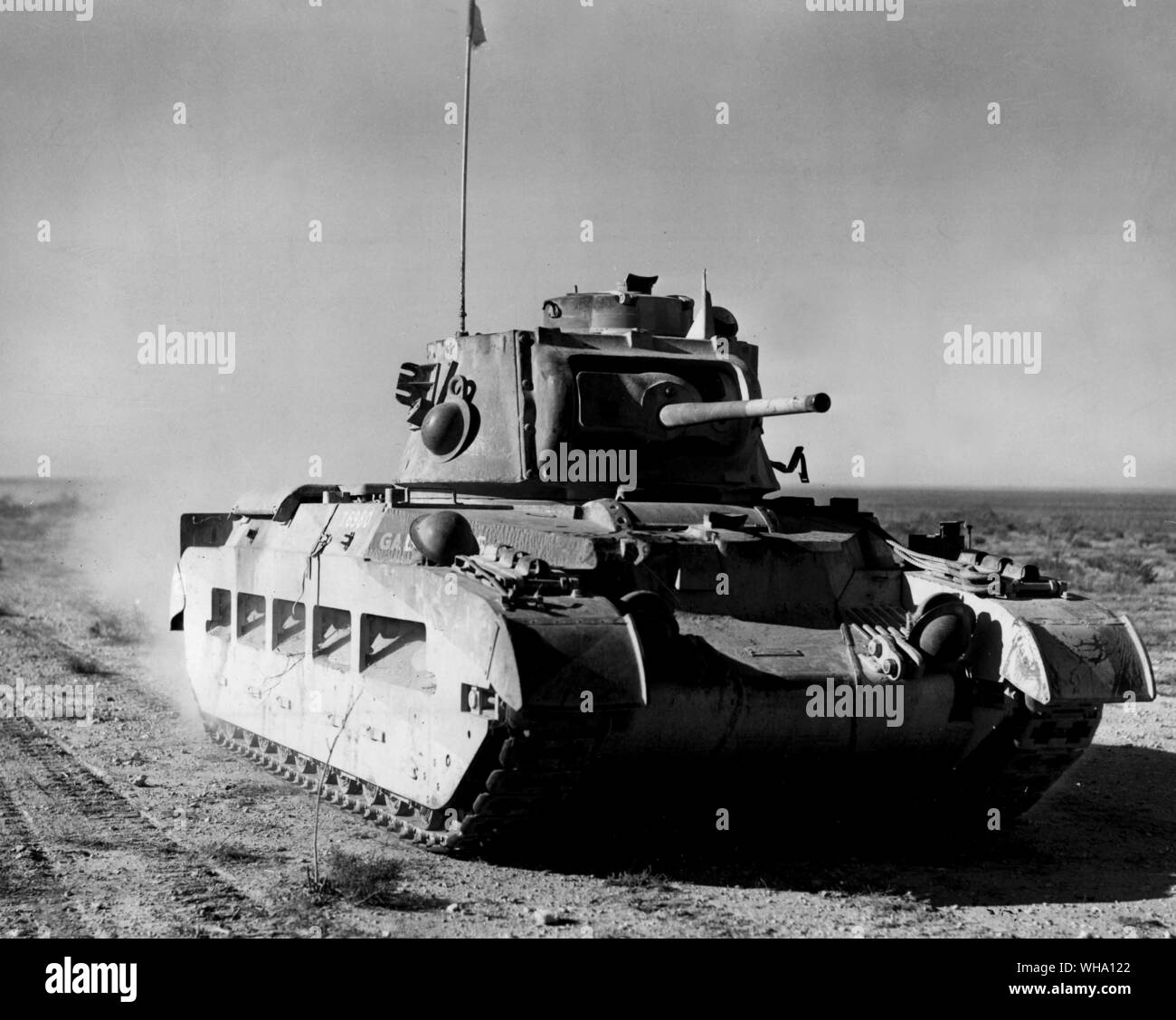 WW2: alliierten Panzer in Aktion, nahm Sie vorbei an verlassenen Italienischen gun Positionen und Rollen heraus, um den Feind zu suchen. Stockfoto