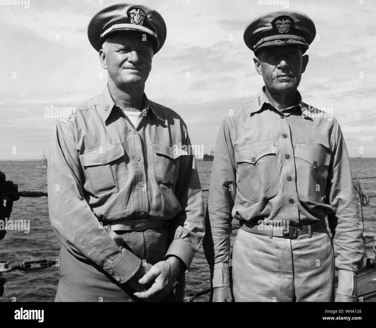 WW2: Vizeadmiral Raymond A. Spruance und Fleet Admiral Chester W. Nimitz an Bord der USS Indianapolis (CA-35). Feb.1945. Stockfoto
