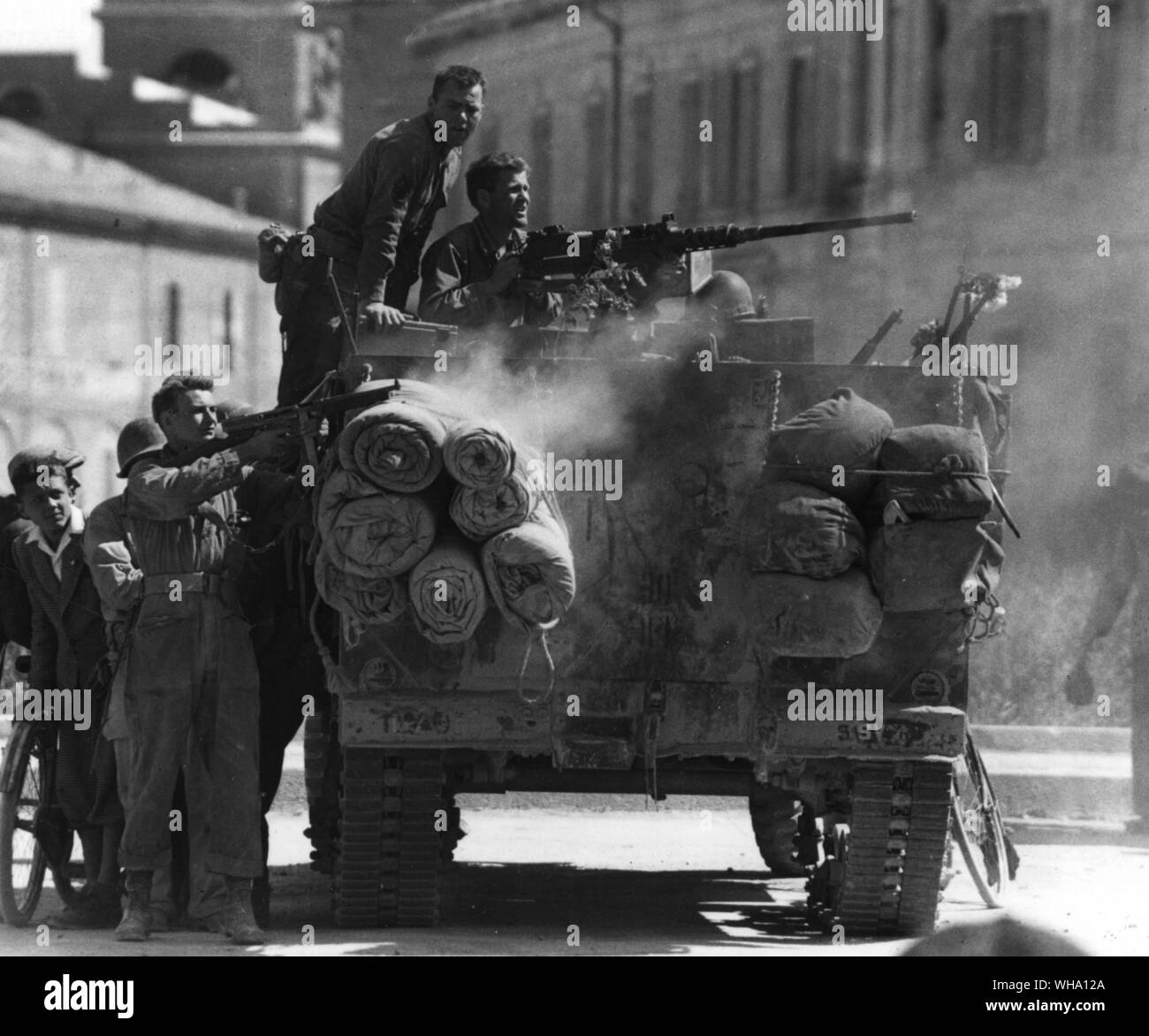 WW2: Fallen von Modena (22. April 1945). Die amerikanischen Truppen offen bis auf die Deutschen Nachzügler mit schwerem Maschinengewehrfeuer. Stockfoto
