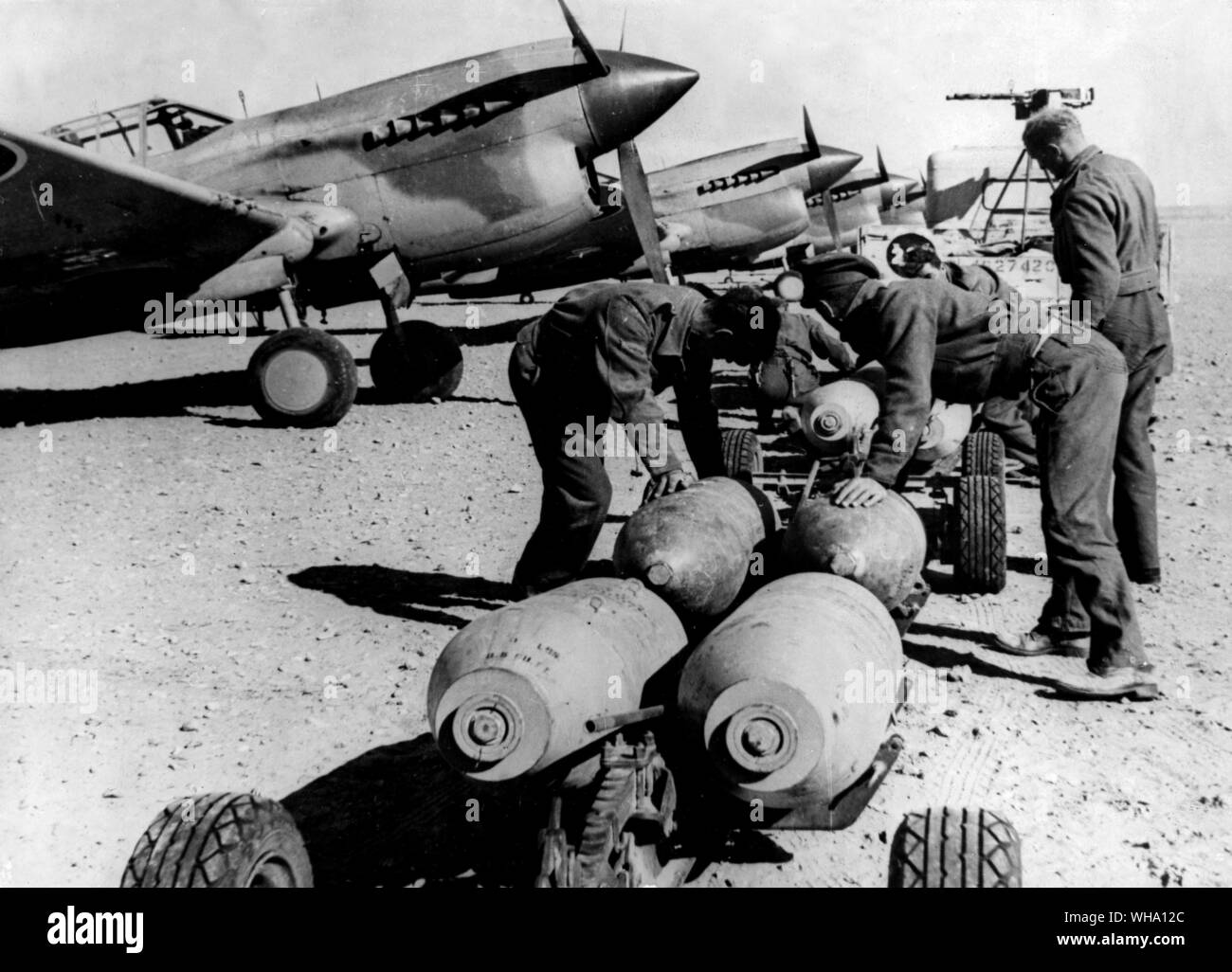 WW2: Fighter Bomber in Aktion im Nahen Osten. Bomben werden inspiziert und auf die Ebenen von alliierten Truppen geladen. El Alamein. Stockfoto