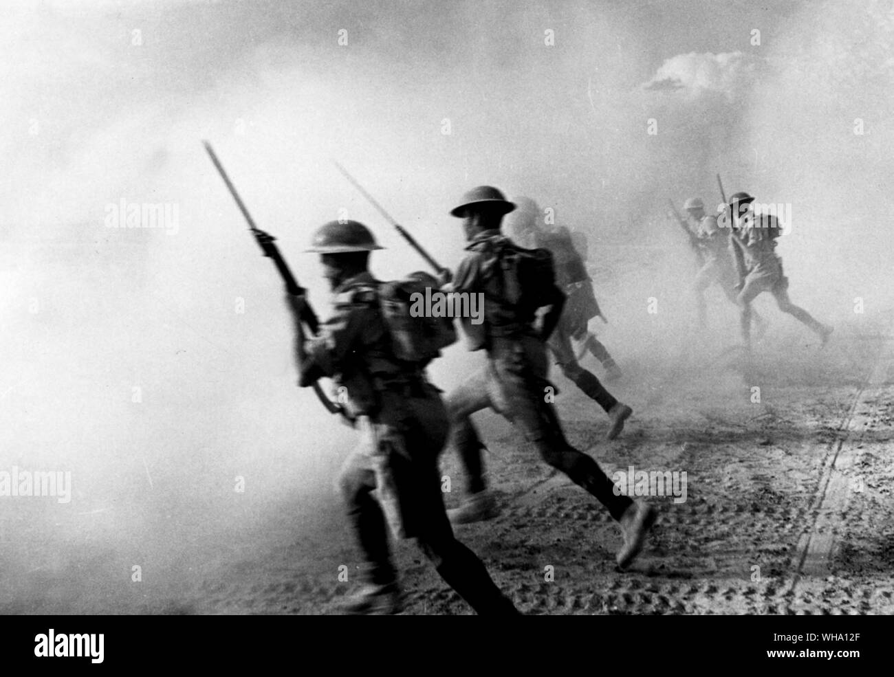 WW2: Britische Infanterie hetzen Feind Stärke, El Alamein. Stockfoto
