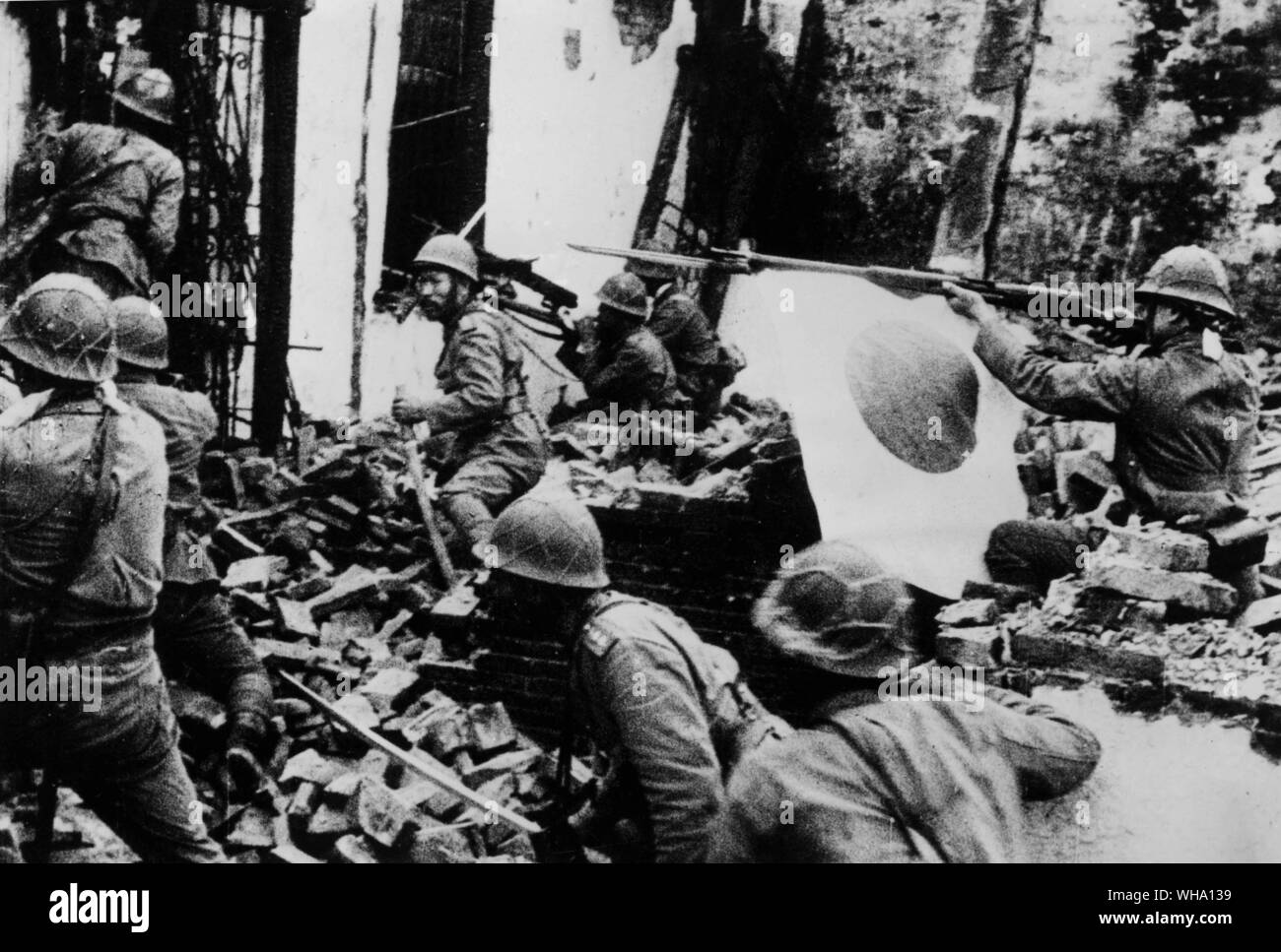 BTW: Japanisch Move Field Artillery in Position in den Ruinen von Chapei, Shanghai. 27. Oktober 1937. Stockfoto