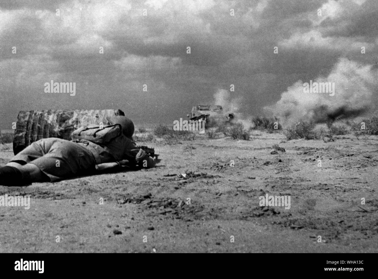 WW2: Britischer Soldat niedrig liegt, während feindliche Feuer nahe kommt. Alamein. Stockfoto