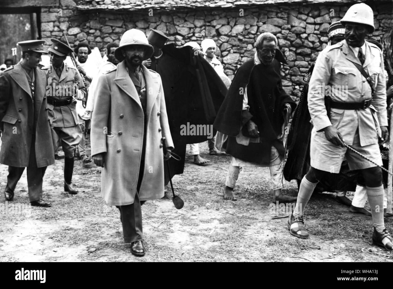 WW2: Kaiser Haille Selassie in Addis Abeba, verlassen die Kirche von Ontotto mit einheimischen Hommage. 19. Mai 1941. Stockfoto