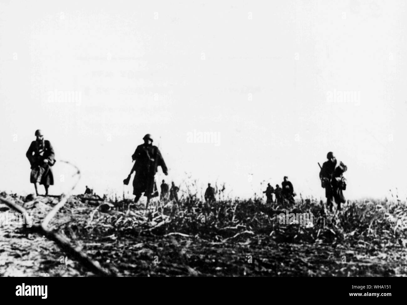 WW2: die Truppen auf unebenem Boden laufen. Stockfoto