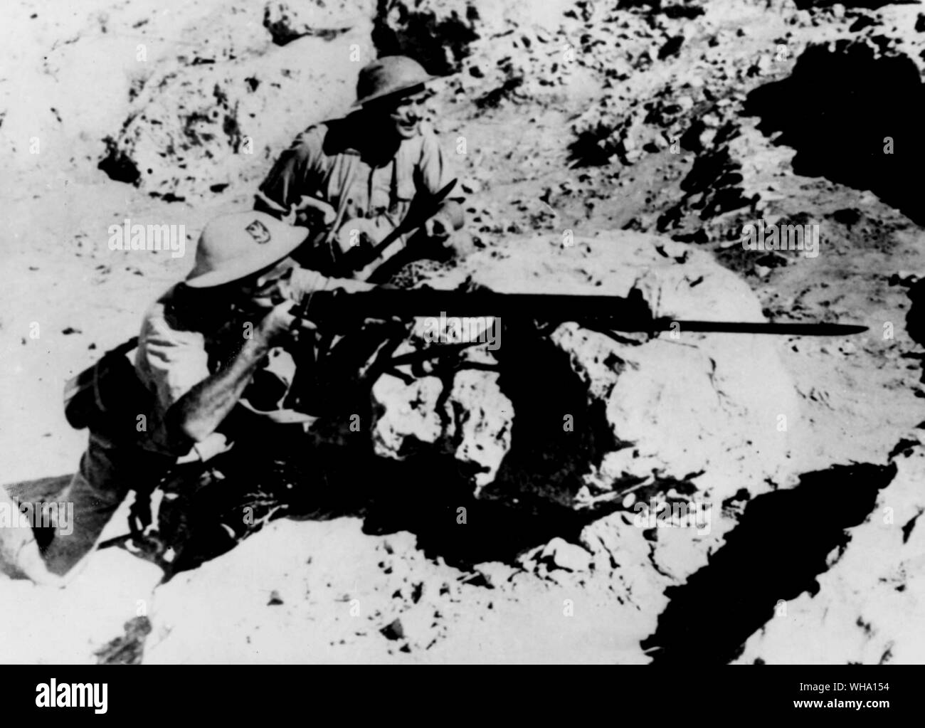 WW2: alliierte Soldaten das Feuer auf den Feind. Stockfoto