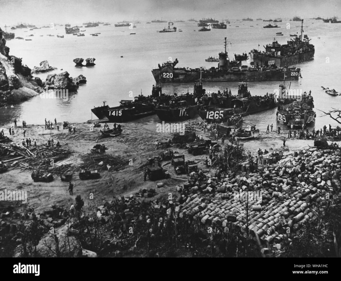 WW2: US Landing Craft massierten in Okinawa, die die Amerikaner am 31.März 1945 drangen. Stockfoto