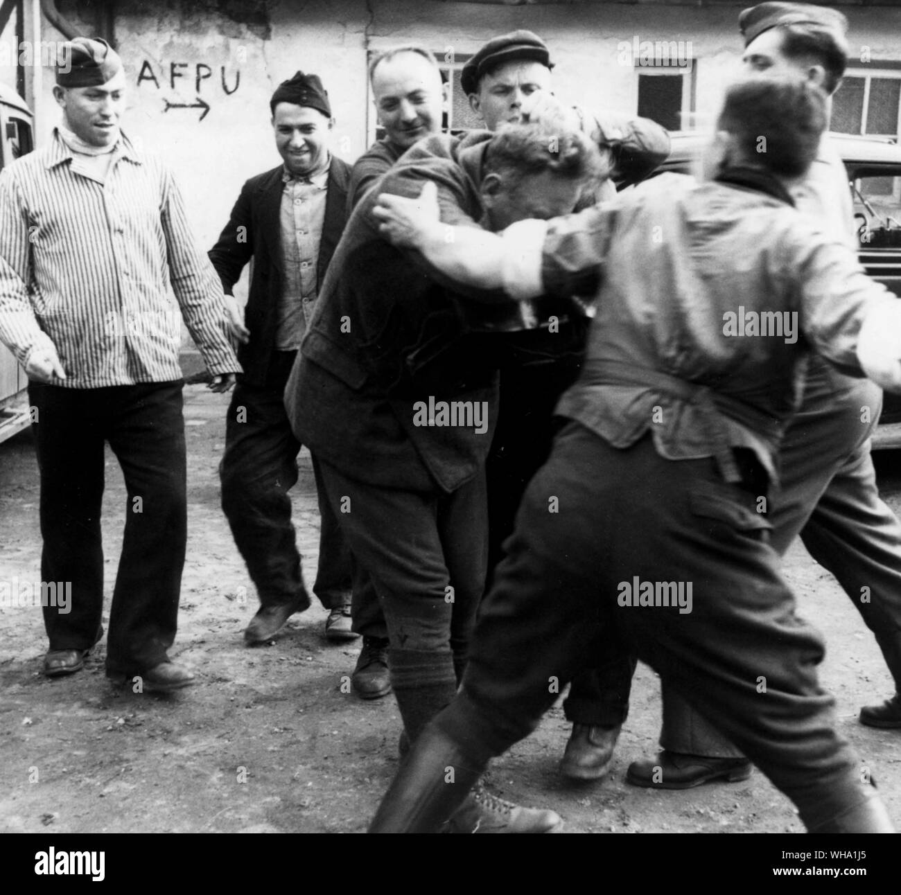 WW2: Russen verprügeln einen NS-ex-Master. 14. April 1945. Stockfoto