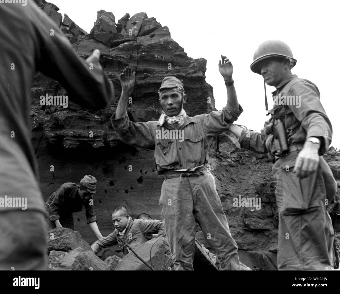 WW2: Ein japanischer Soldat. Von der Iwo Jima in der Höhle gefangen, mit Zwanzig anderen Jap, hatten sie sich für mehrere Tage. Sie waren menschlich behandelt, die im Widerspruch zu dem, was Sie geglaubt hatte vor zu erfassen. 5. April 1945. Stockfoto