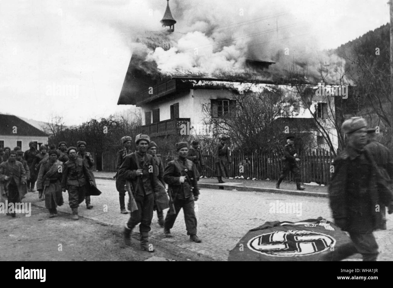 WW2: Der Große Vaterländische Krieg, 1941-45. Sowjetische Soldaten vorrücken zu Wien, Österreich, 1945. Stockfoto