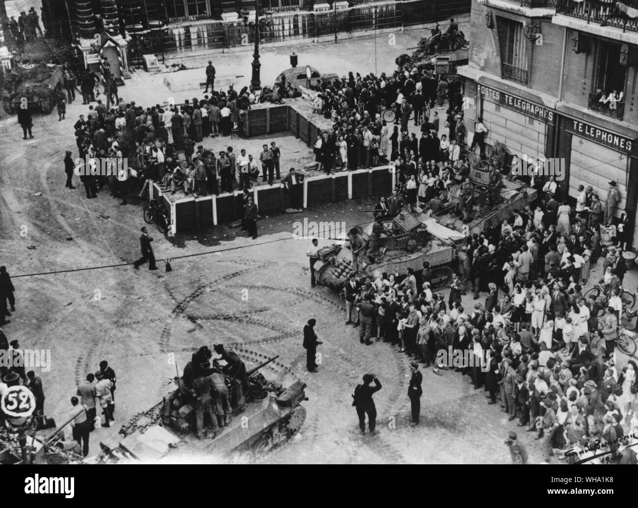 WW2: 25. Aug. 1944/Paris - La foule Devant le Senat libere. Stockfoto