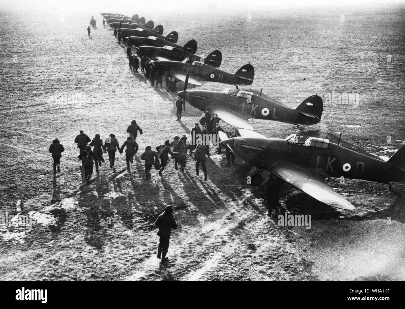 WW2: britische Piloten jagt auf ihre Flugzeuge bei Vassincourt, Frankreich, 1940. Stockfoto