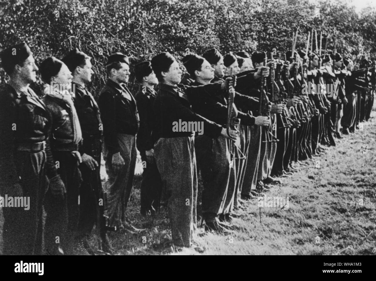 WW2: Junge Männer der Maquis Bohren unter Abdeckung an den Rand eines Feldes, Savoyen. Stockfoto