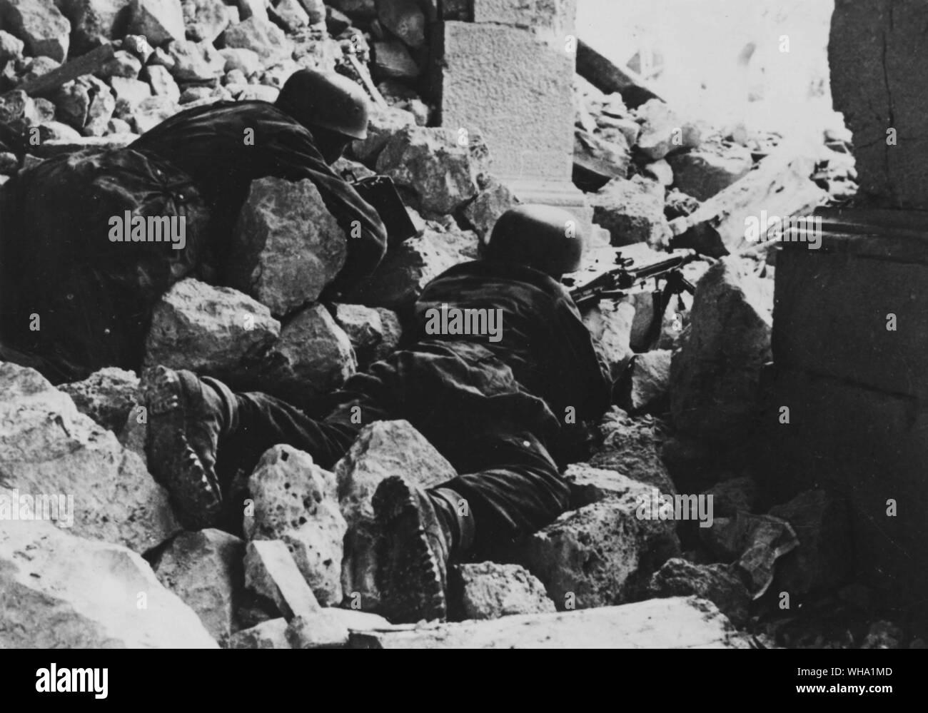 Wk 2: Deutsche Fallschirmjäger in den Ruinen von Monte Cassino Kloster kämpfen. April 1944. Stockfoto