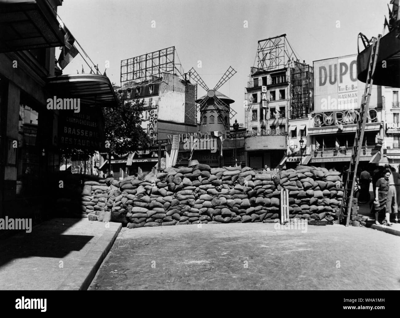 WW2: Befreiung von Paris, August 1944. Absperrungen vor dem Moulin Rouge. Stockfoto