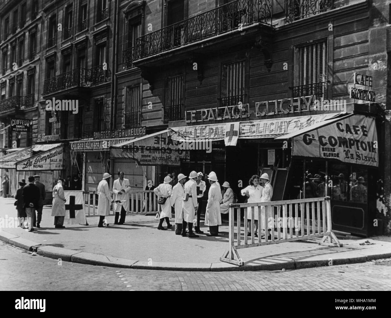 WW2: Befreiung von Paris, den 25. August 1944. La Croix Rouge, Palace Clichy. Das rote Kreuz im Palace Clichy. Stockfoto