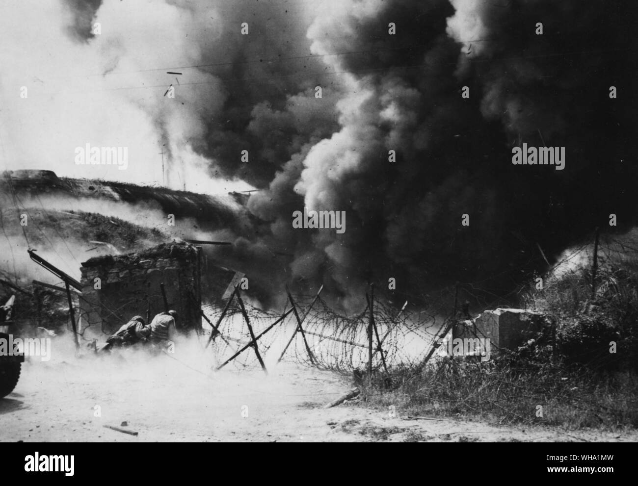 WW2: Kampf für Cherbourg: riesige Massen von Rauch aufstieg als Pole gebühren Blast ein Nazi Bunker, einer der Deutschen äußeren Verteidigung von Cherbourg, Frankreich. Auf der linken Seite befinden sich zwei Amerikaner, einige von denen, die den großen tiefwasserhafen am 27 Juni 1944 erfasst, die von der Explosion. Stockfoto