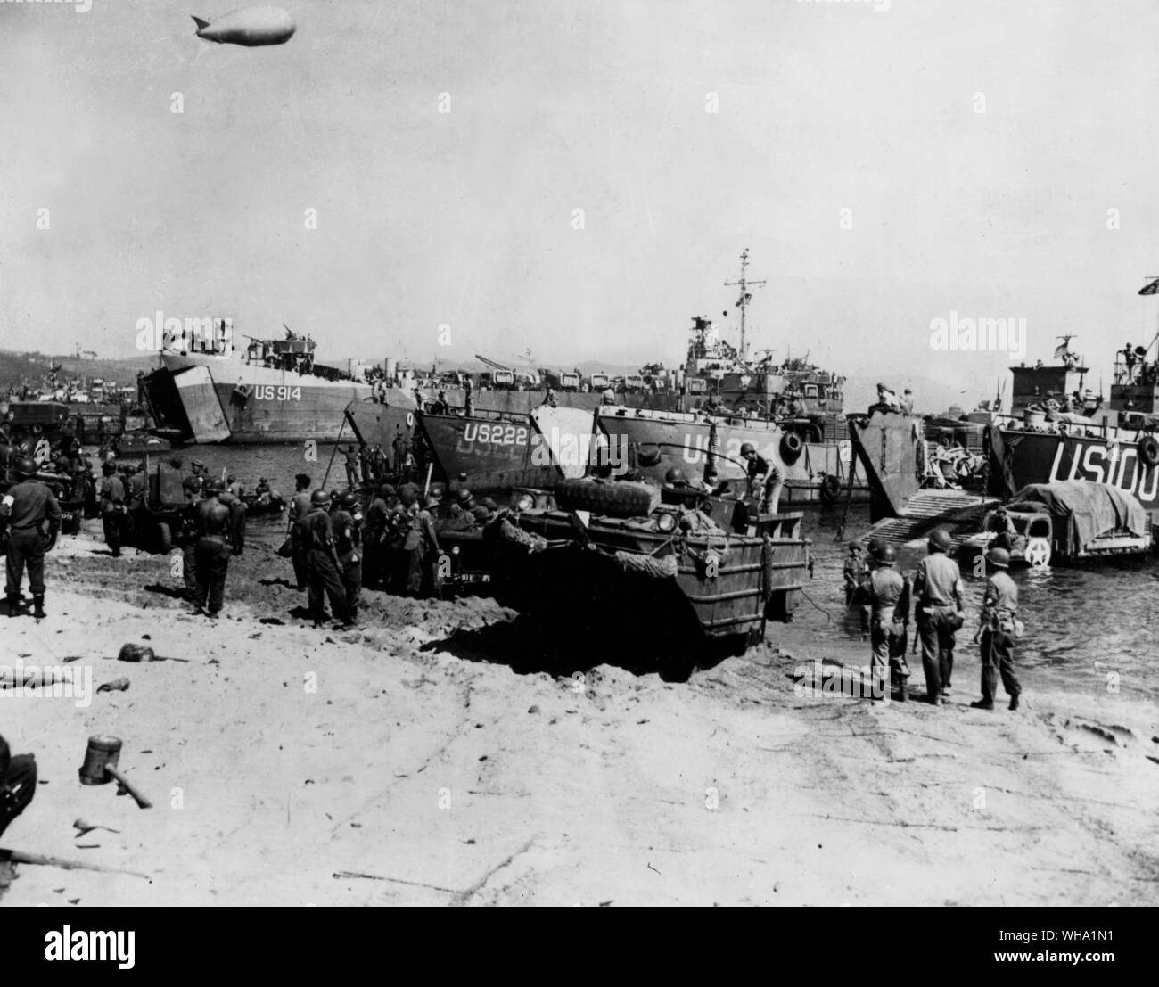 WW2: Landung in Südfrankreich, 1944. US-Truppen in Landing Craft kommen an den Stränden. Stockfoto