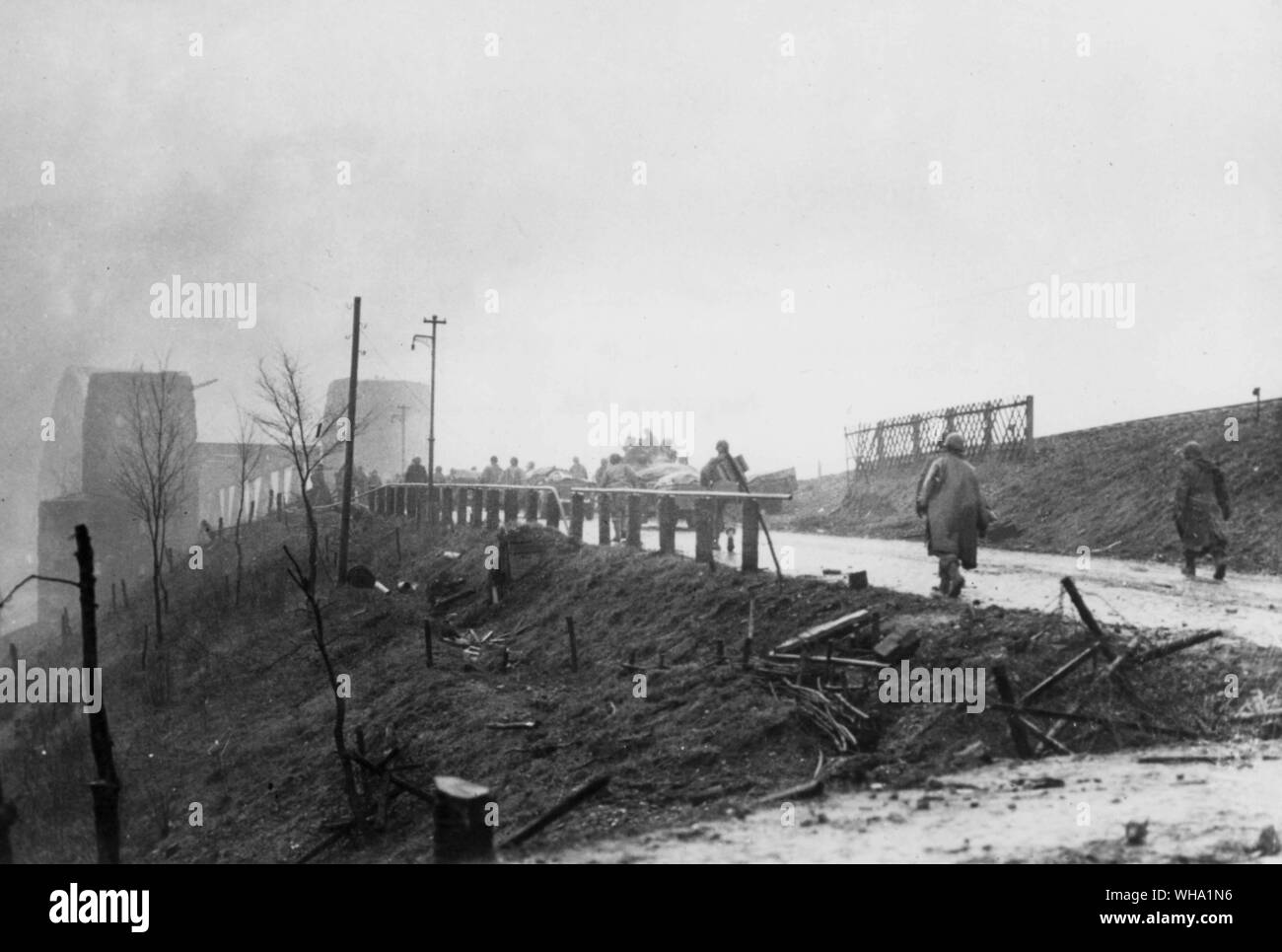 WW2: US-Soldaten den Rhein überqueren. Truppen der 9. Gepanzerten Division, 1.US-Armee bewegen sie sich über die Brücke von Remagen, Deutschland eine budgehead in der Stärke auf dem Ostufer zu etablieren. US Infanterie Einheiten folgen die gepanzerten Kräfte zu konsolidieren. März 1945 (?). Stockfoto