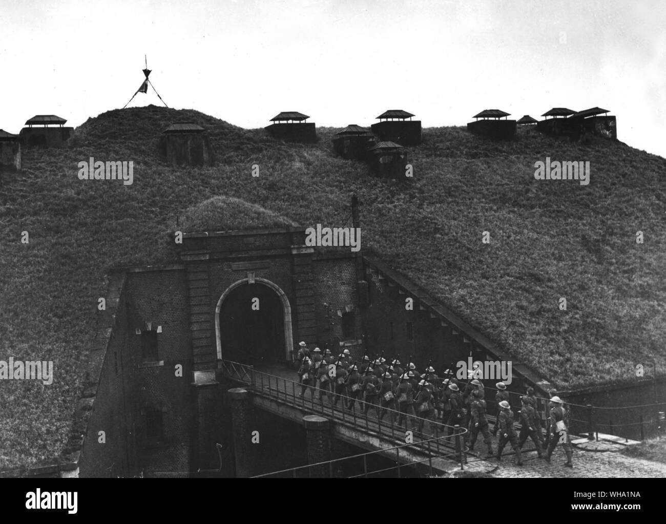 WW2: Maginot-linie (1939/40). Über eine Zugbrücke Vergangenheit eine französische Wache. Britische Gruppen über einen Sektor zu übernehmen. Stockfoto