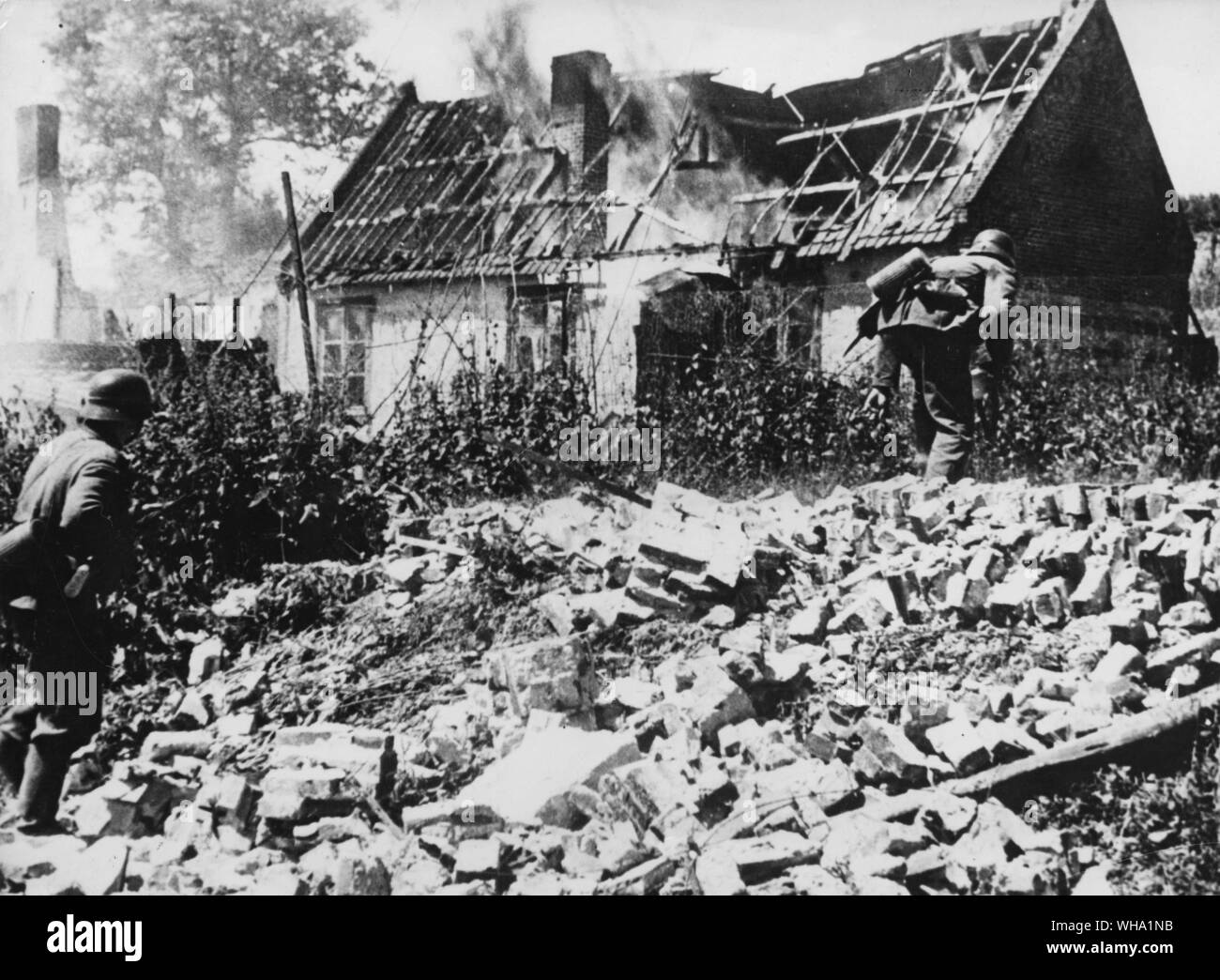 WW2: Deutscher Stoßtruppen Suche ein französisches Dorf, Juni 1940. Stockfoto