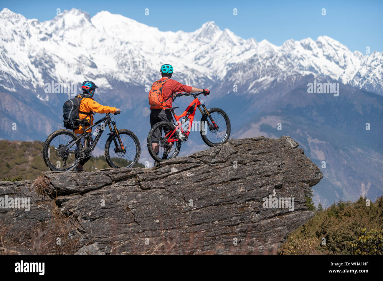Mountainbiken im Himalaya mit Blick auf den Langtang Bergkette in der Ferne, Nepal, Asien Stockfoto