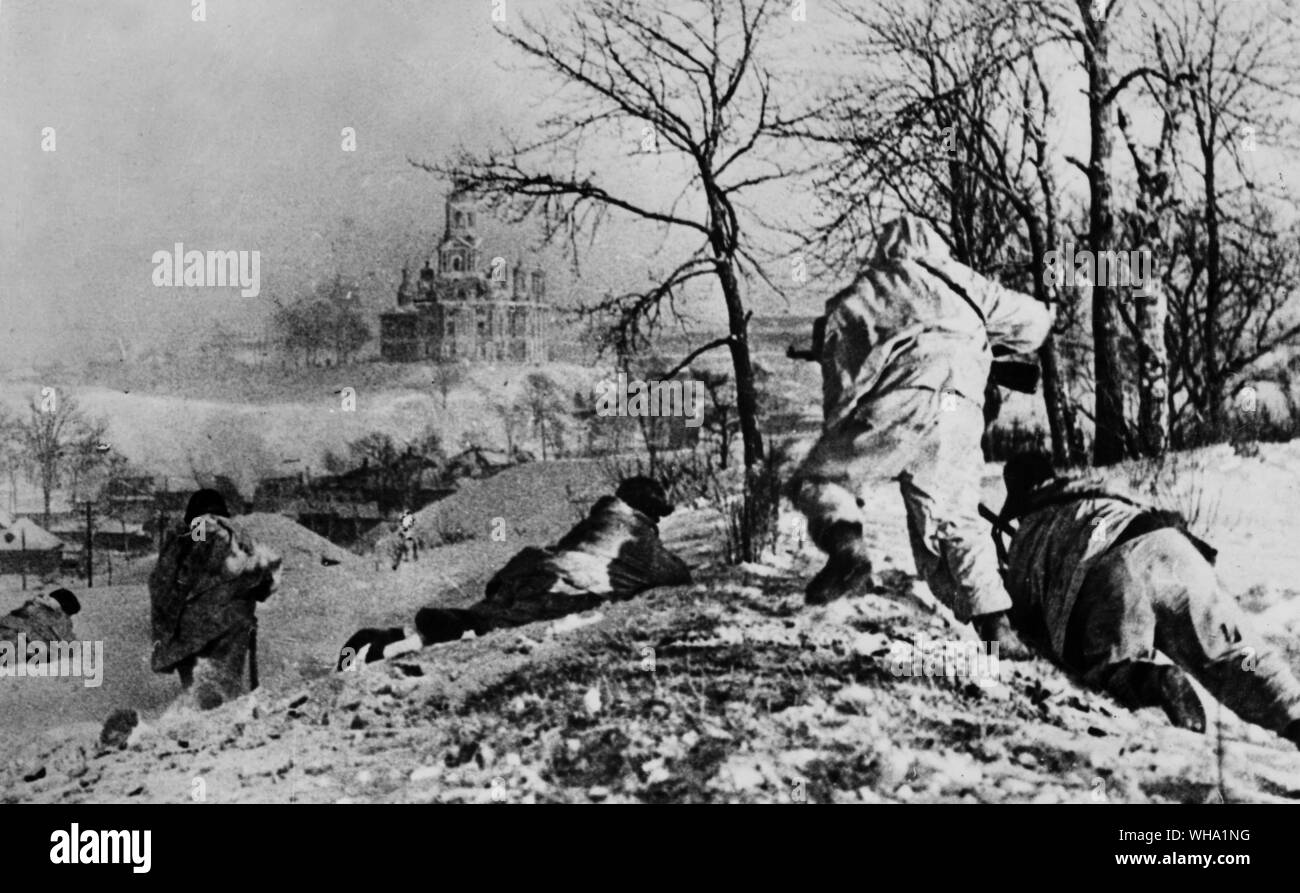 WW2: Russische offensive shwoing vorsichtig Vorrücken der Roten Armee auf Ansätze der Mozhaisk. Ein grosses Kloster am Rande der Stadt ist die über die Bäume gesehen. Stockfoto